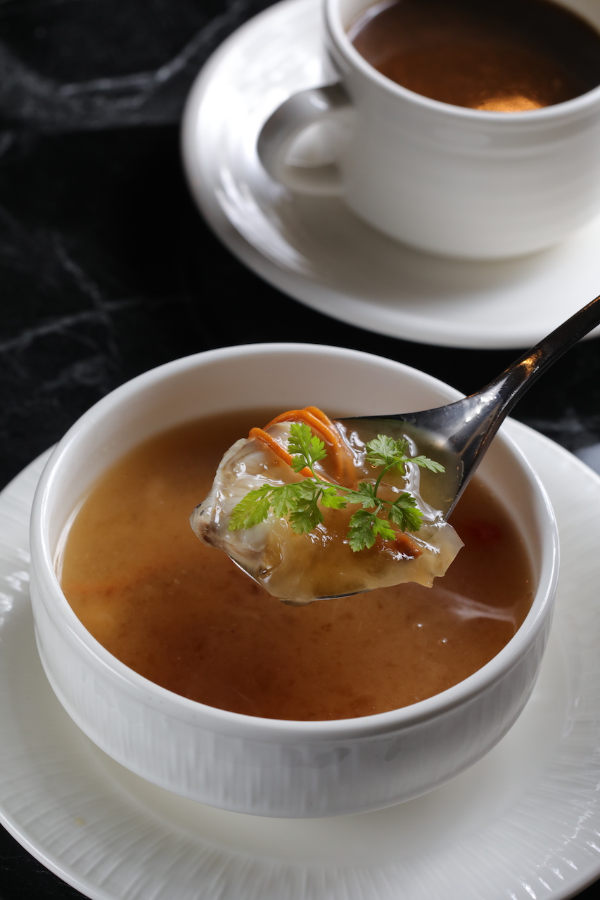「桃膠海鮮湯」爽滑富含膠質。（1,600元套餐菜色，360元／單點）