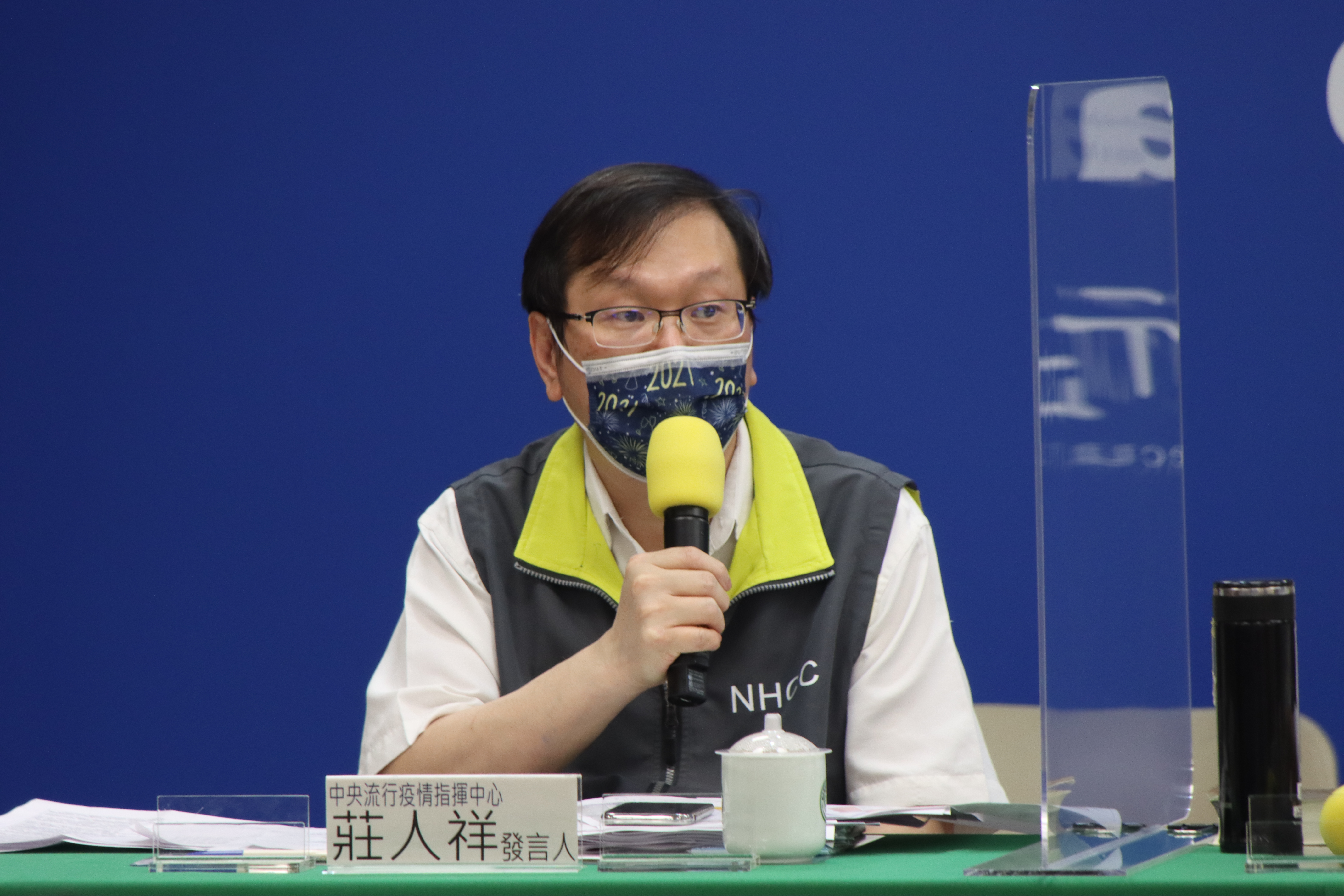 至於食藥署是否已通過輝／BNT、嬌生緊急授權使用（EUA）？指揮官陳時中回應，目前應已在走公文程序。（指揮中心提供）