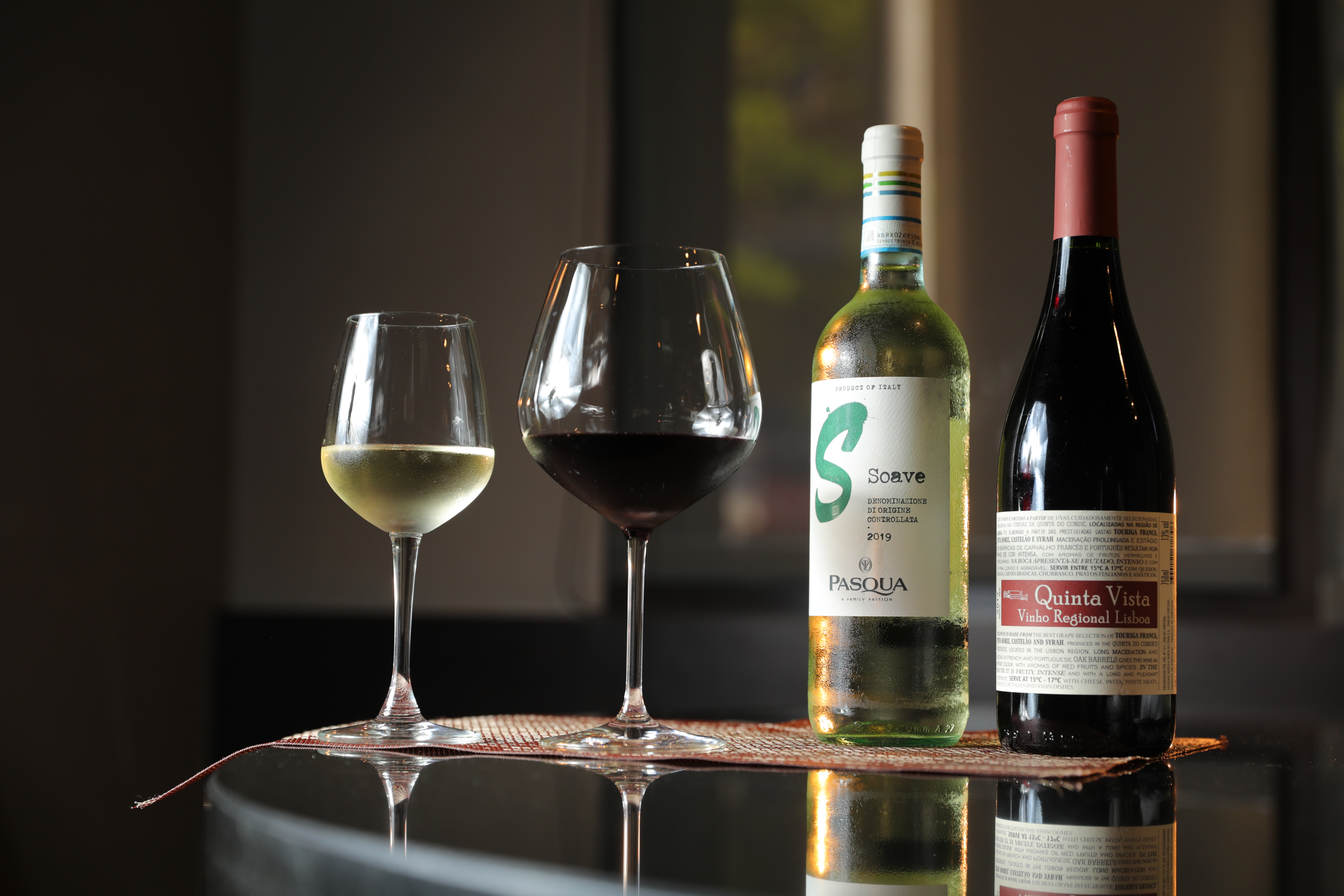 白酒「Pasqua Vigneti e Cantine Soave 2019 （Soave, Italy）」（左）明亮帶酸；紅酒「Quinta do Conde Quinta Vista Tinto 2017 （Lisboa, Portugal）」（右）酒體飽滿。（皆1,400元／瓶）
