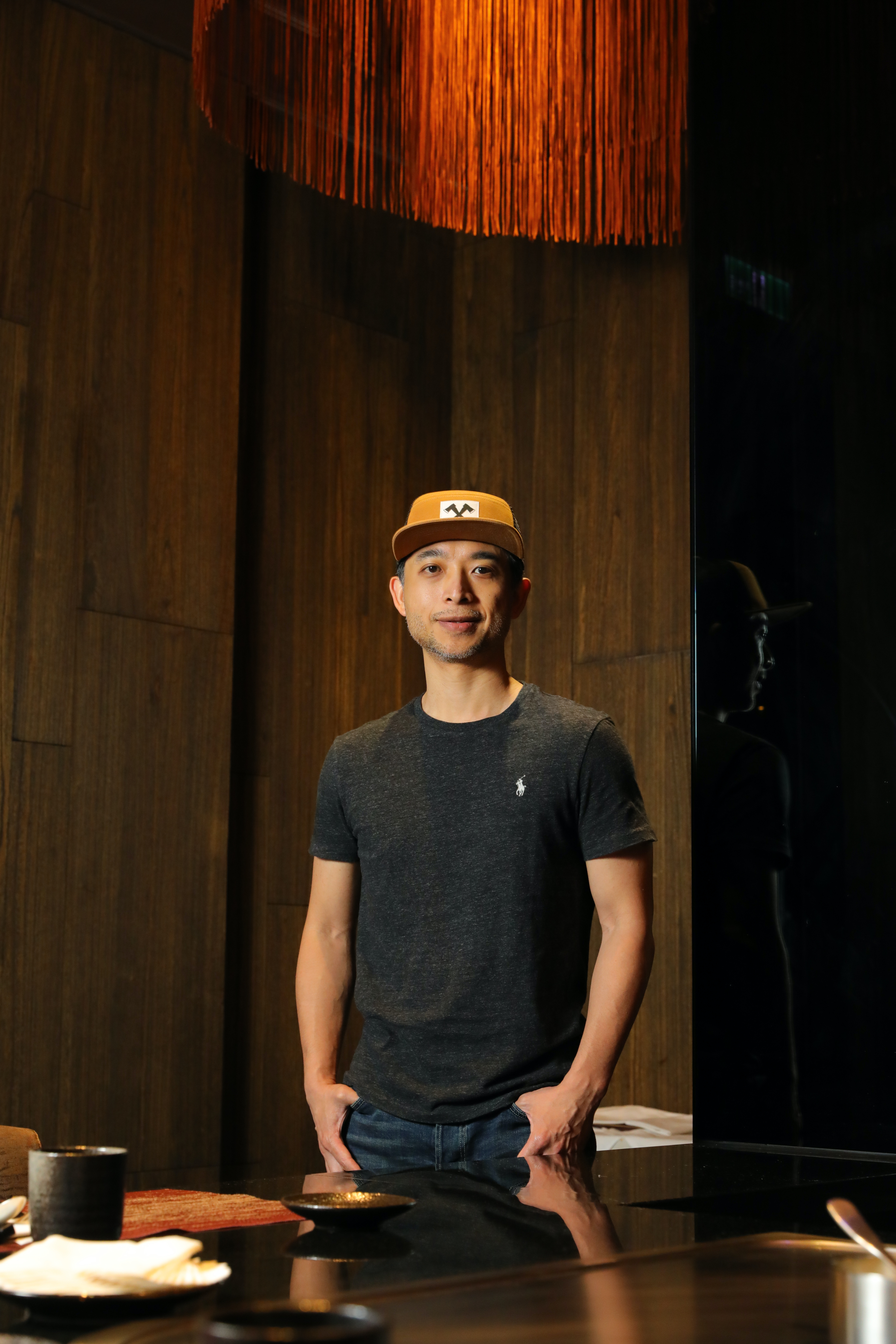 九鼎鐵板燒執行長洪郁翔（Samuel）擁有餐飲顧問及合格的波爾多CAFA侍酒師身份。