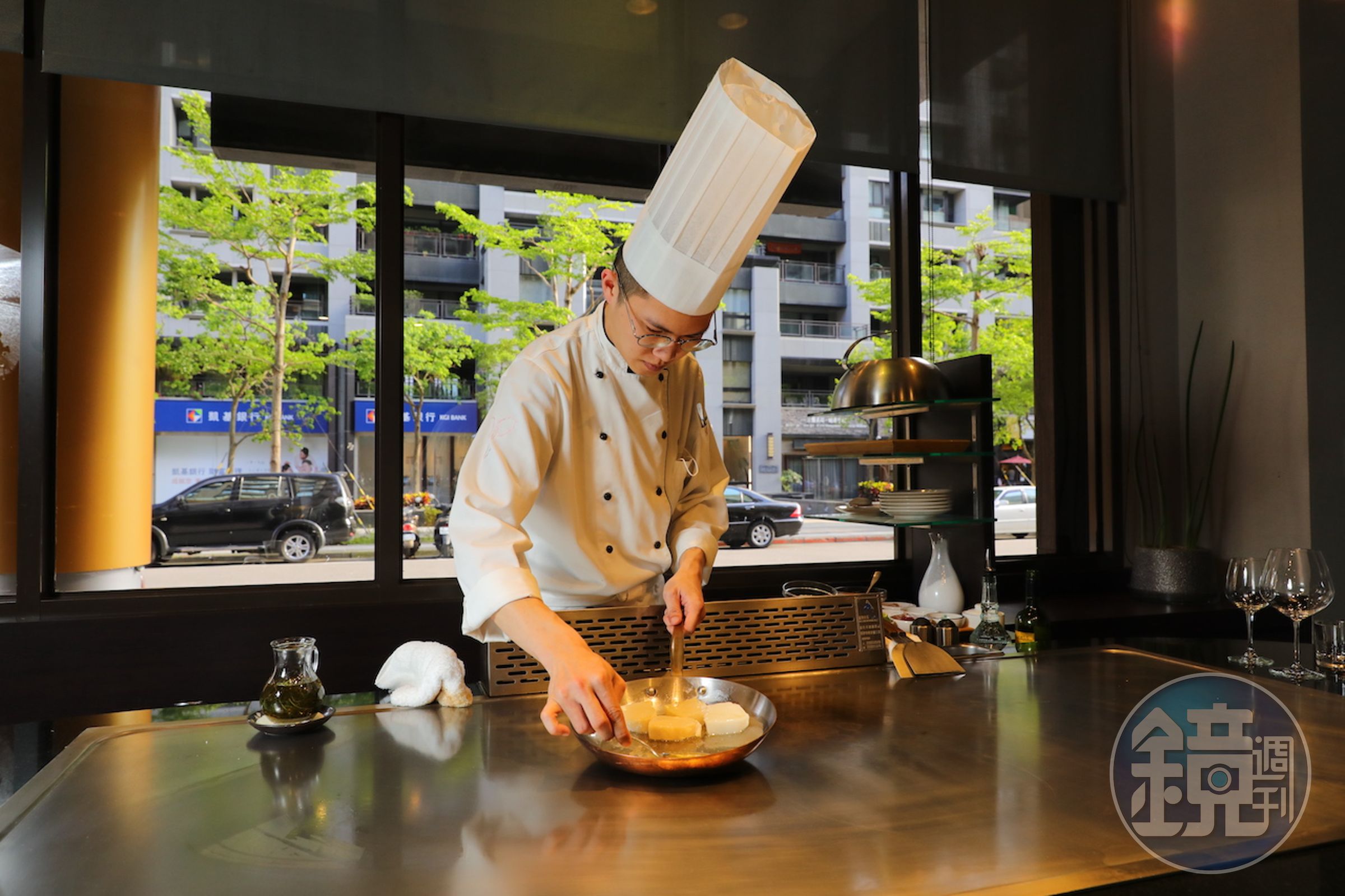 餐廳內也有窗景用餐區。