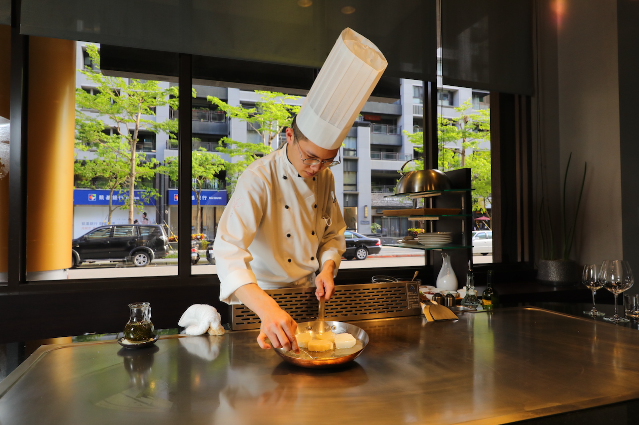餐廳內也有窗景用餐區。