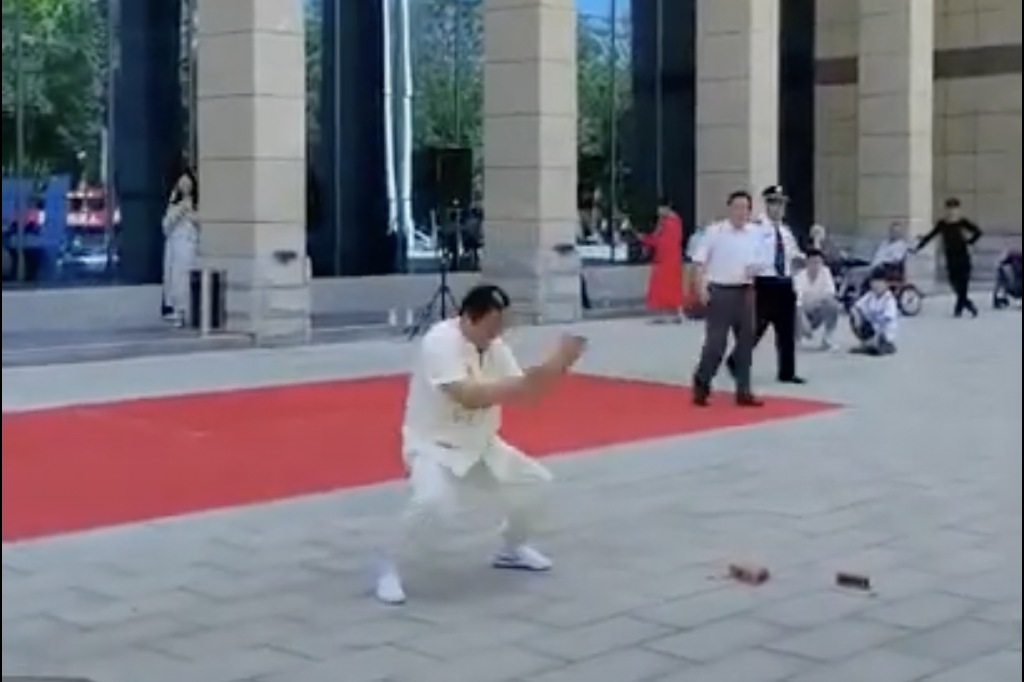 中國大陸氣功大師表演鐵頭功，多次嘗試卻依舊沒能劈開磚頭。（翻攝自Youtube）