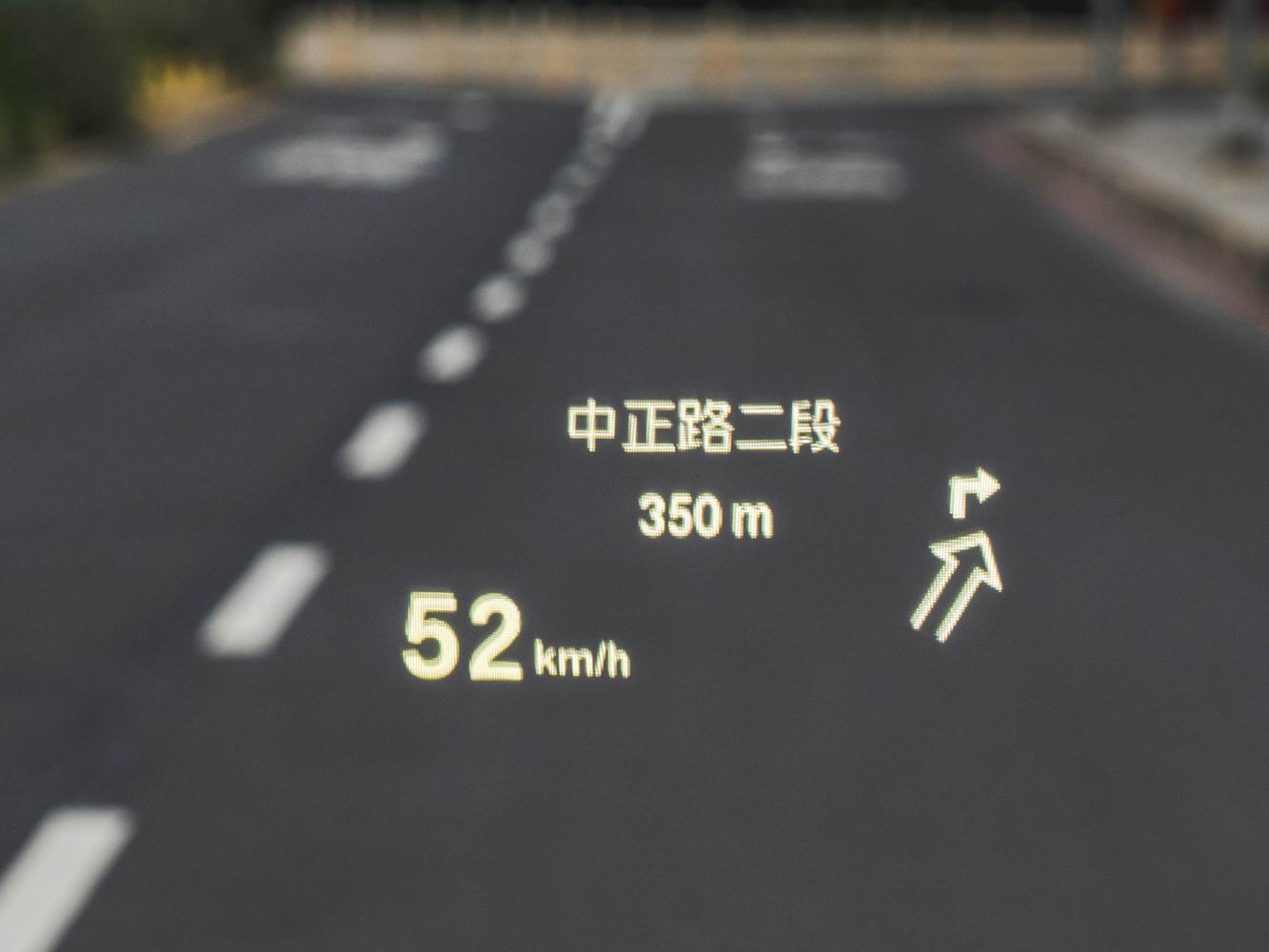 全新BMW X1 Deluxe Edition豪華版全車型標準配備車況抬頭顯示器，提供駕駛時速、導航、測速照相提示等多元資訊。