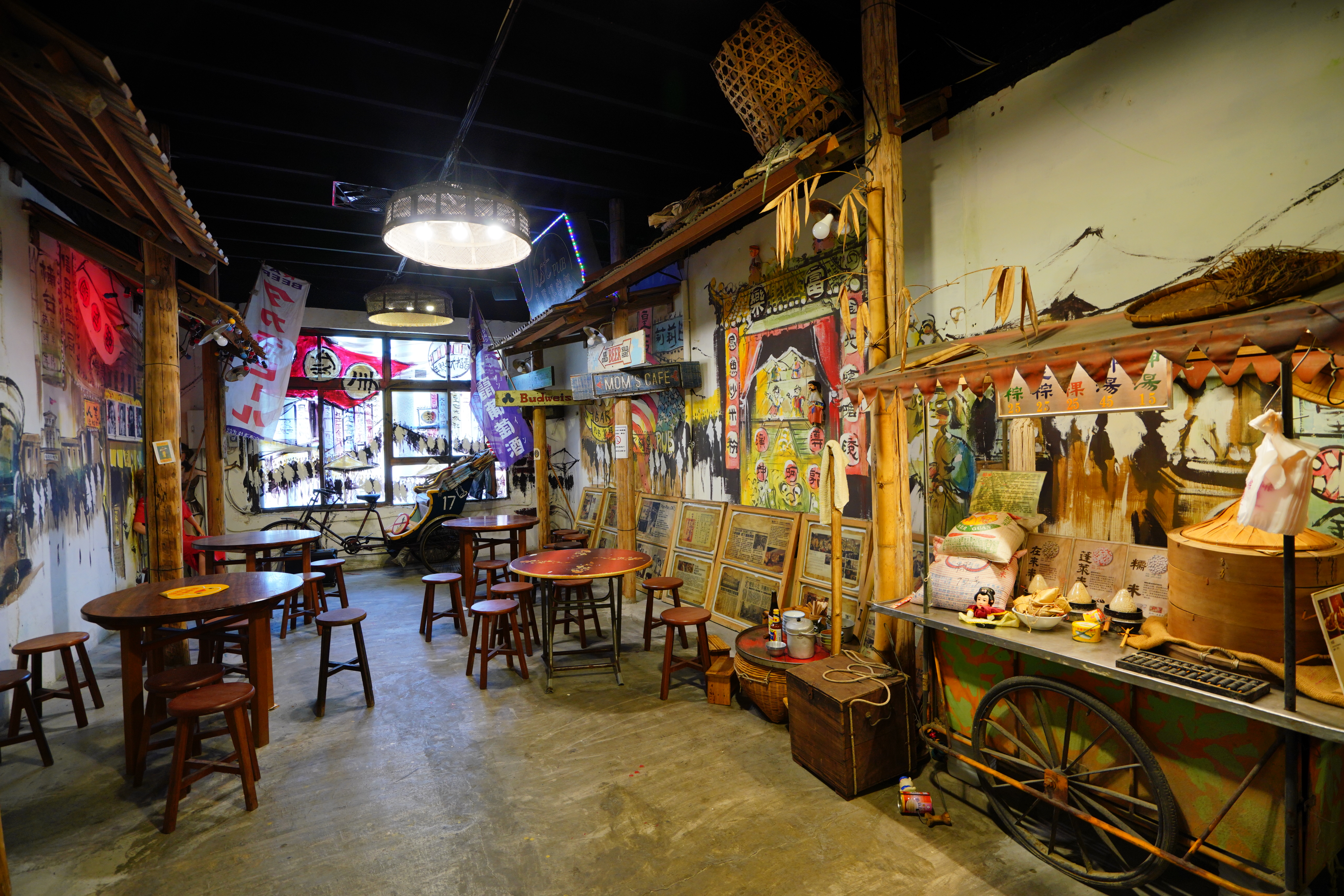 郭明坤將店內2樓百坪空間規劃為故事館，免費開放給觀光導覽高雄鹽埕區的團體使用。
