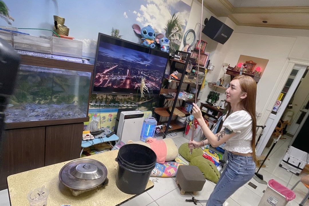 罔腰的爸爸送來10斤活蝦放入魚缸內，讓一家人都能享受釣蝦場的樂趣。（翻攝自罔腰IG）