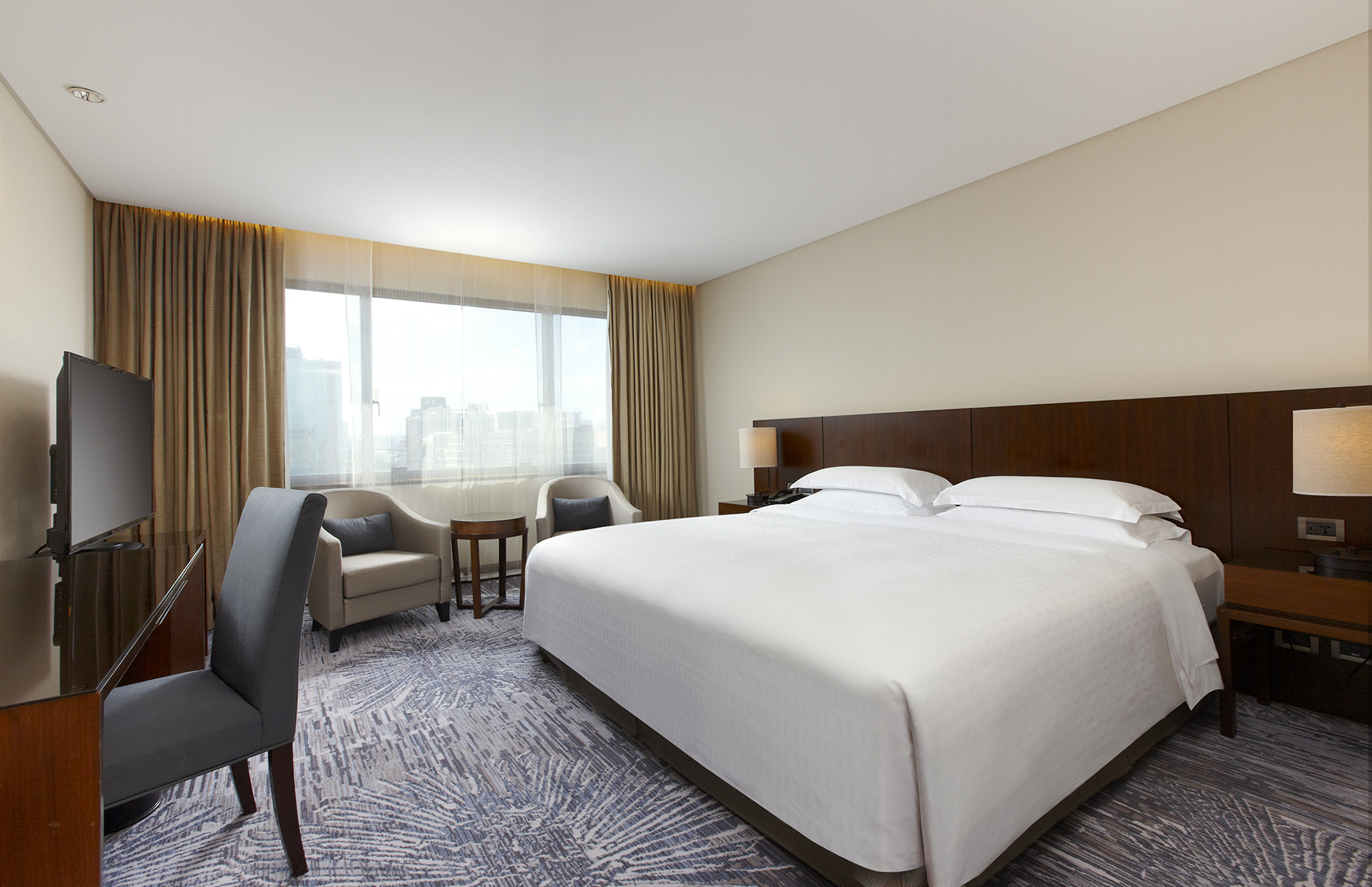 豪華客房內可以辦公不受干擾。（喜來登提供）