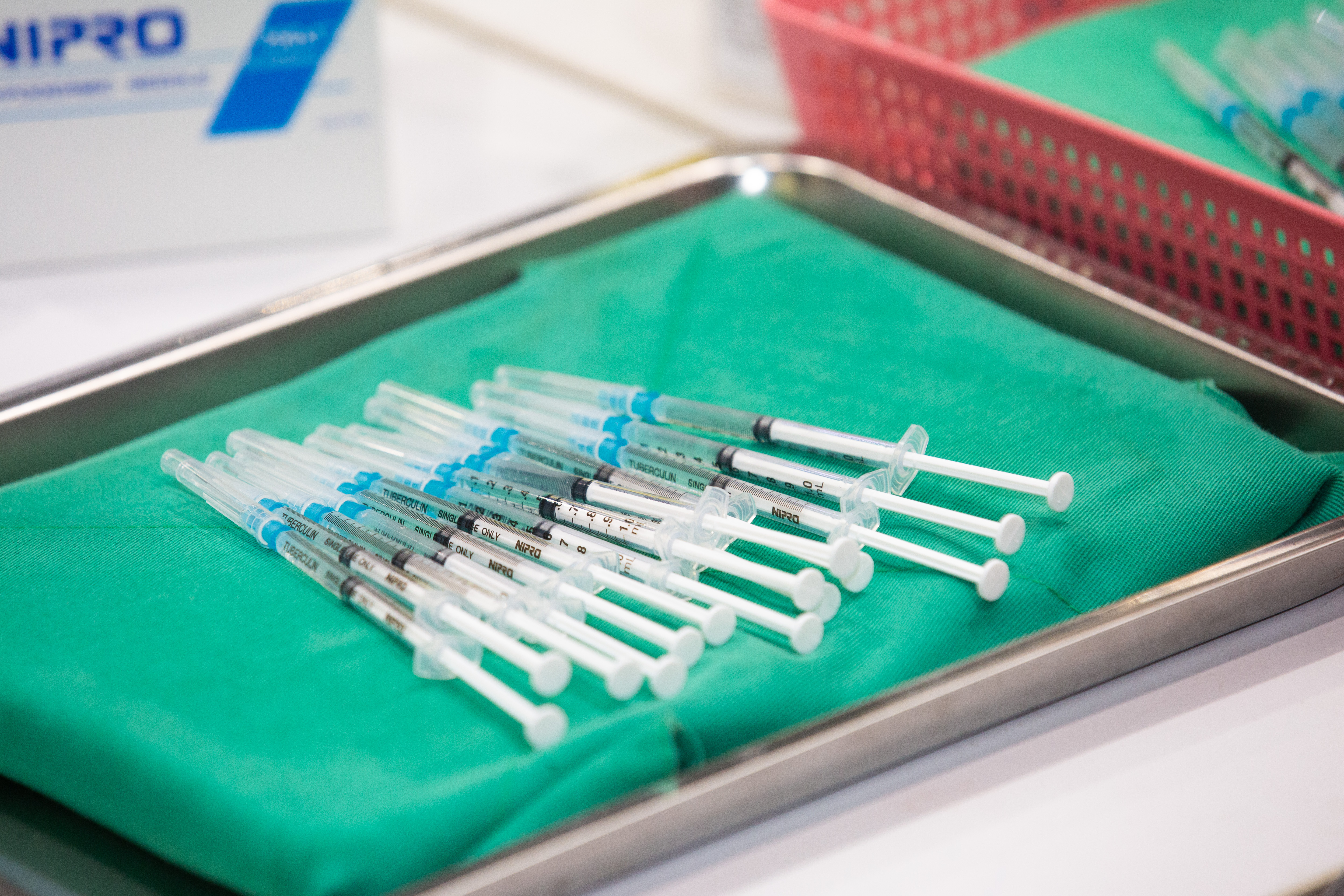 台北市好心肝診所未依照規定，爆出幫志工偷打疫苗，引發台北市醫師公會不滿。（本刊資料照）