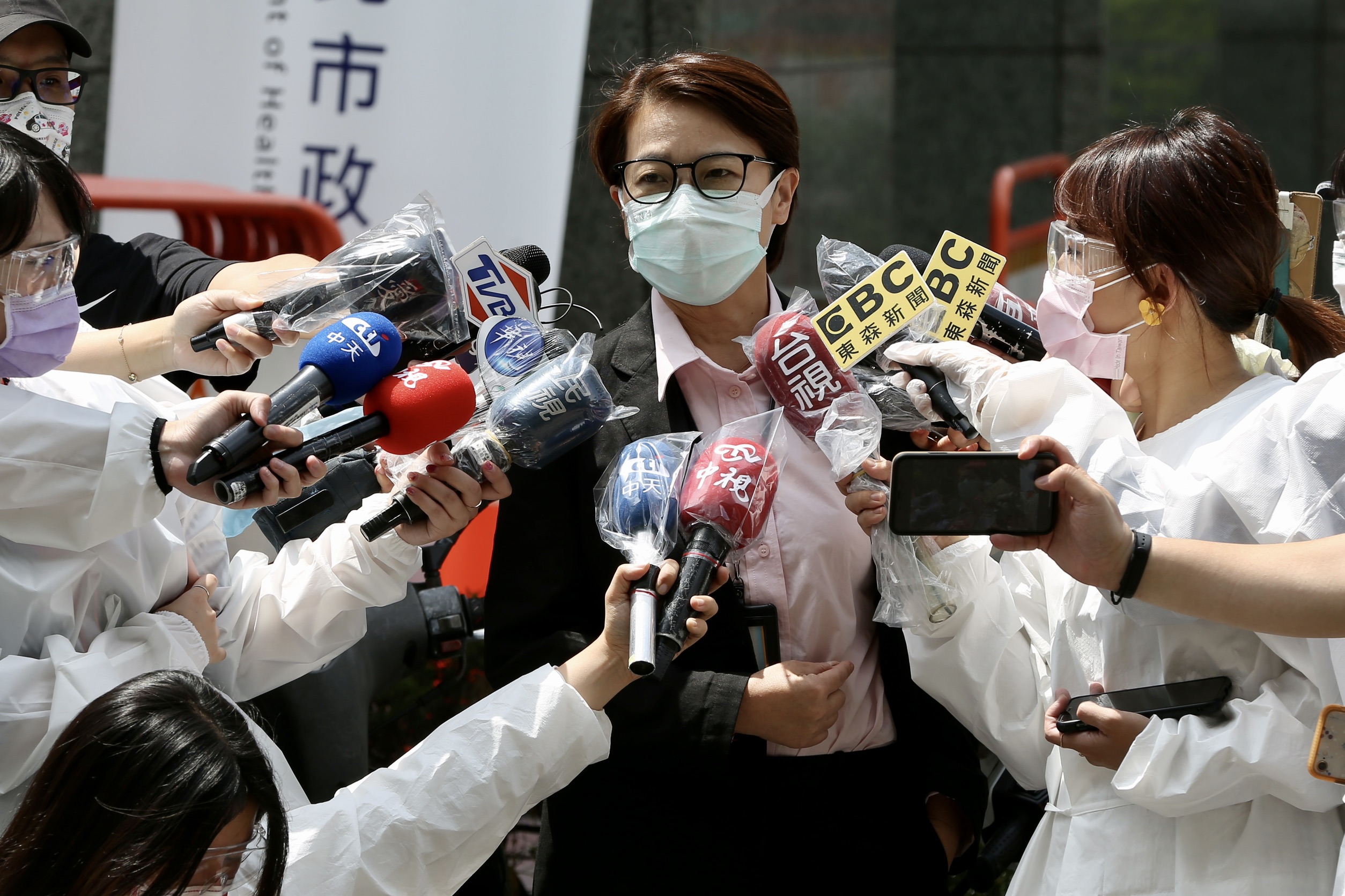 一名攝影師倒臥廁所身亡才發現確診，北市衛生局9日設立快篩站緊急進駐壹電視大樓檢驗。