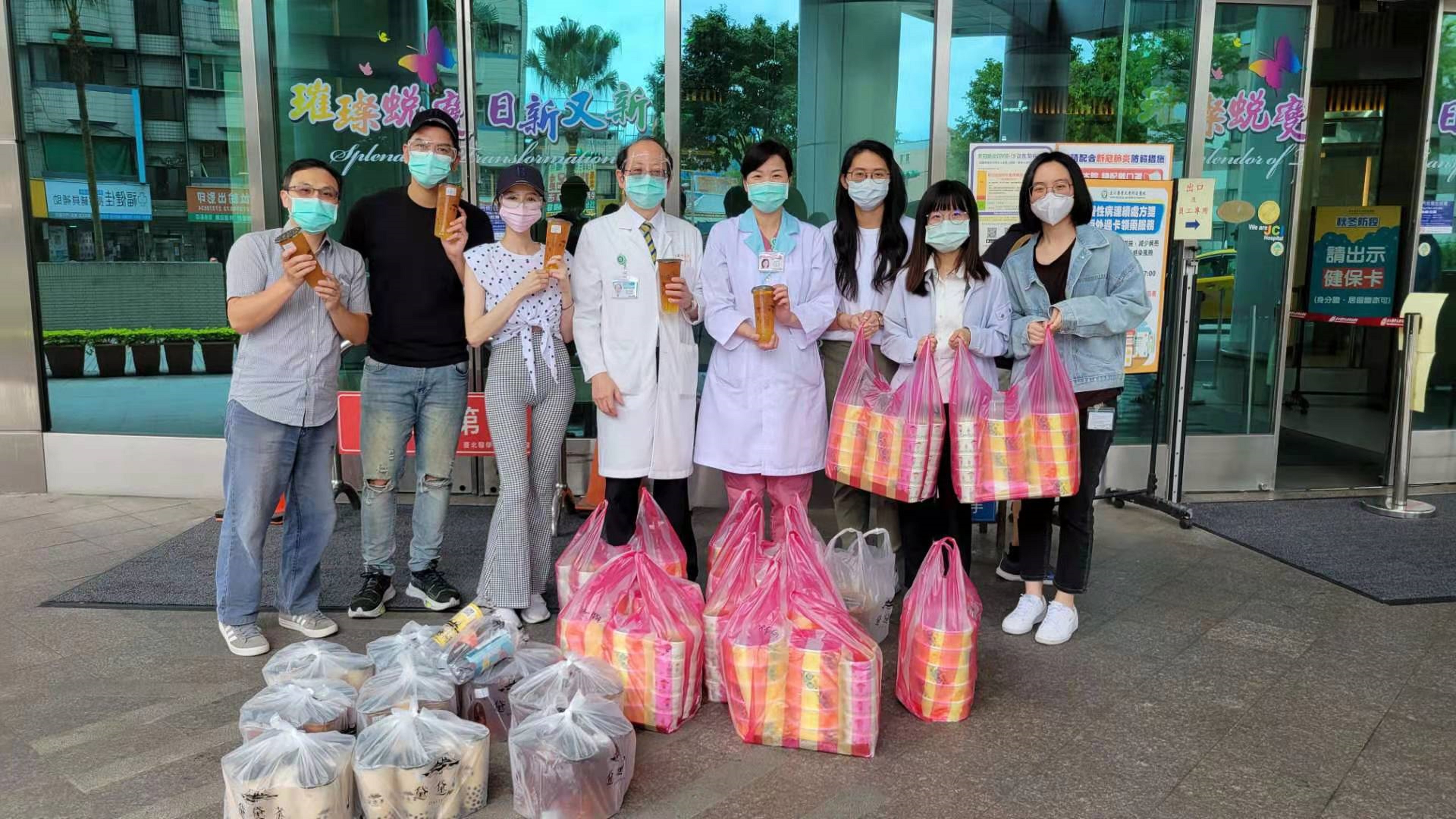 潘逸安（左2起）和老婆Vivian帶著餐盒飲料慰勞岳父與醫護人員。（艾迪昇傳播提供）