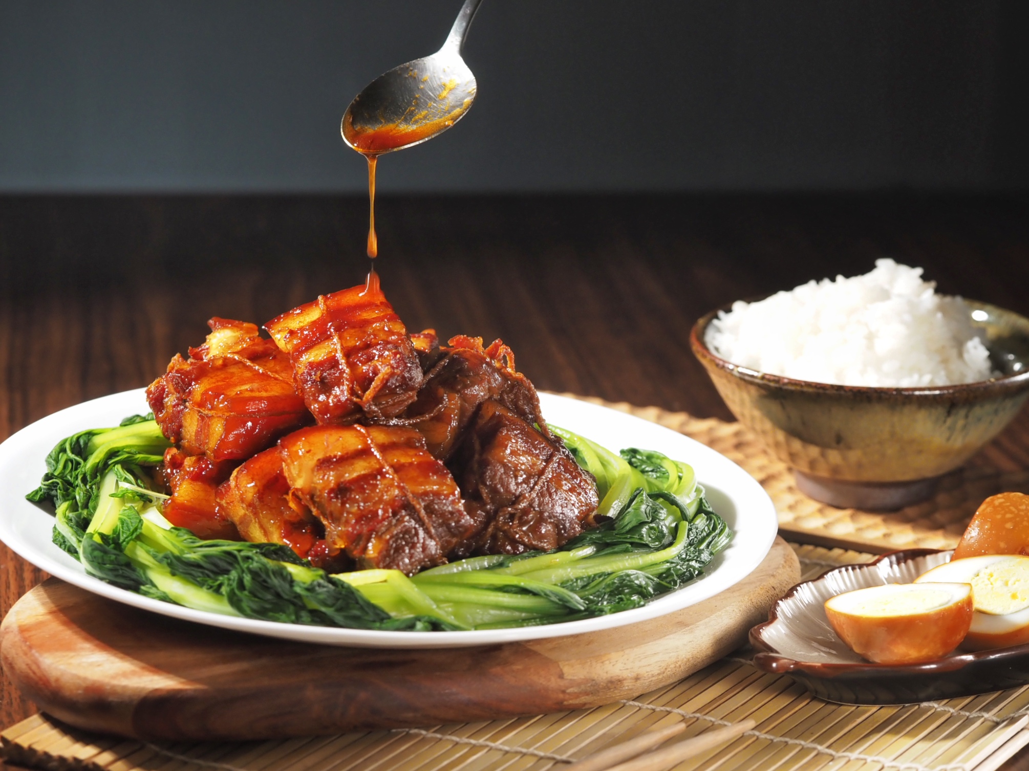 囤了一堆帶皮三層肉，又不知道除了韓式烤肉之外怎麼消滅它？滷鍋紅燒肉是個好主意。