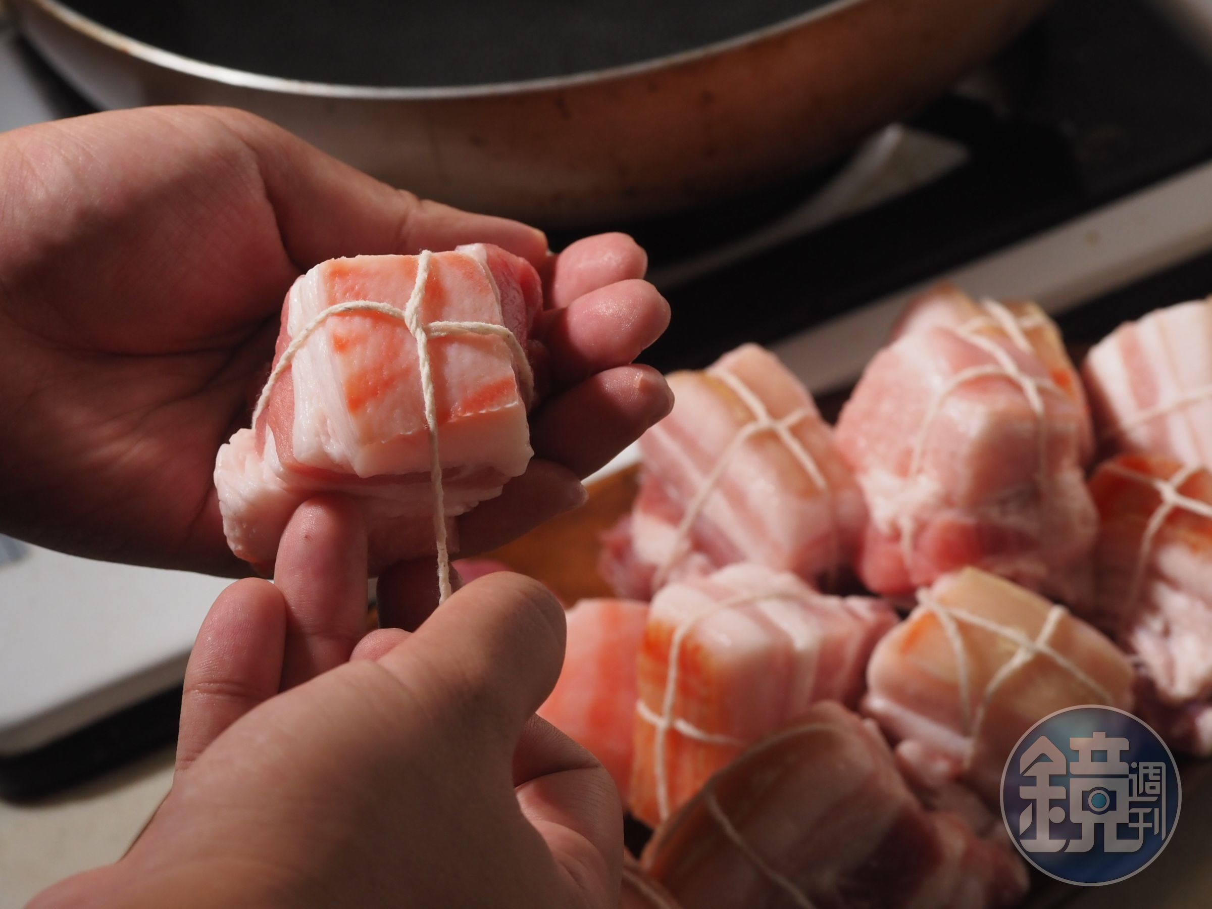 綁肉可幫助維持形狀，其實不綁也沒問題。