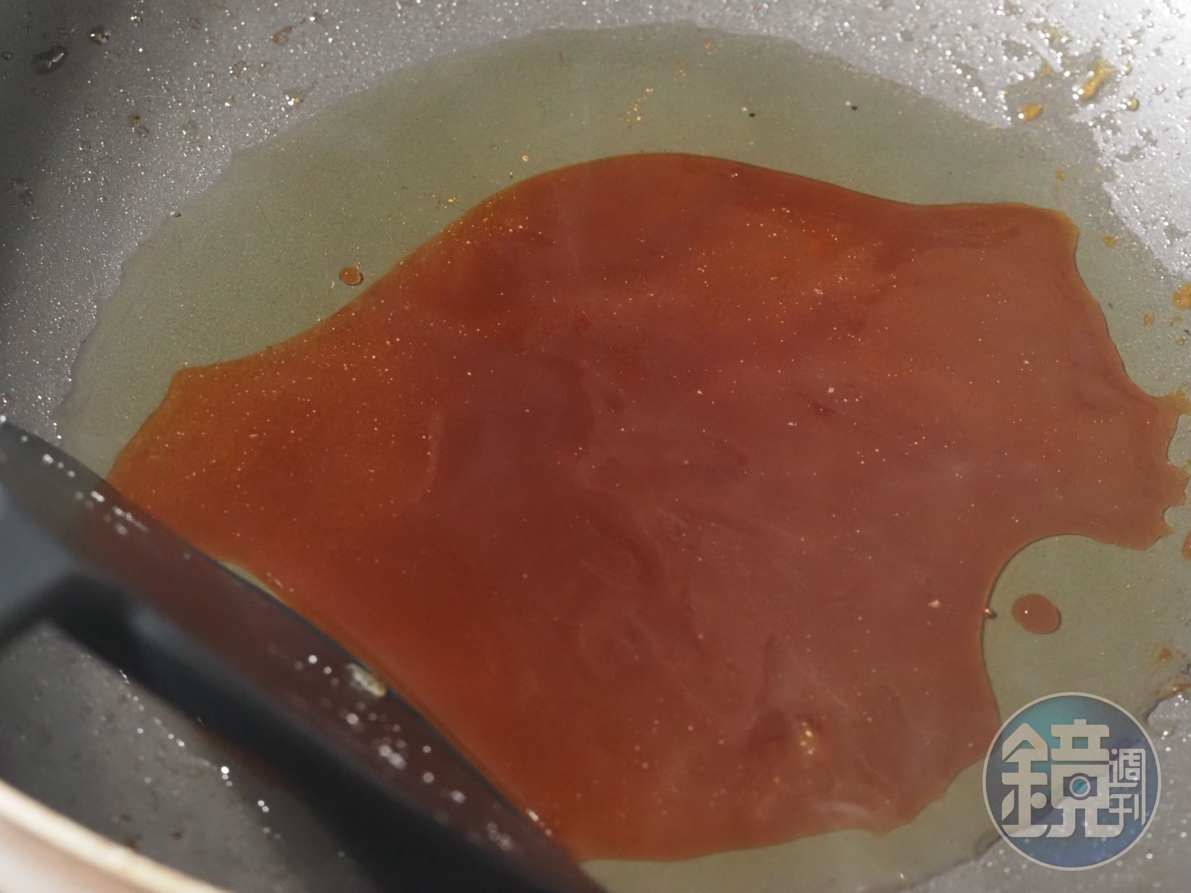 糖色大概炒到這個色澤就要趕快加水降溫，再加熱就會馬上變焦。