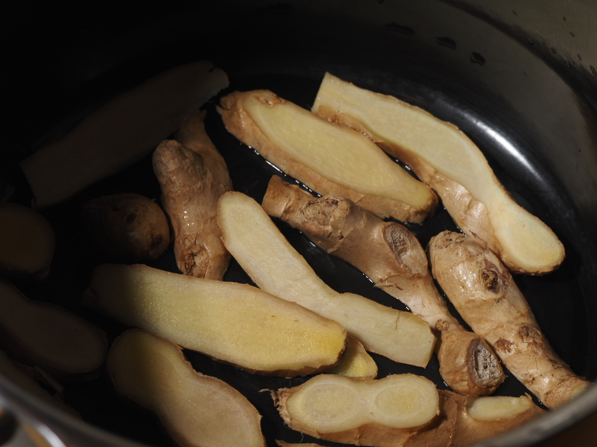 鍋中先鋪好薑片、蔥段，可防止肉直接接觸鍋底而燒焦。