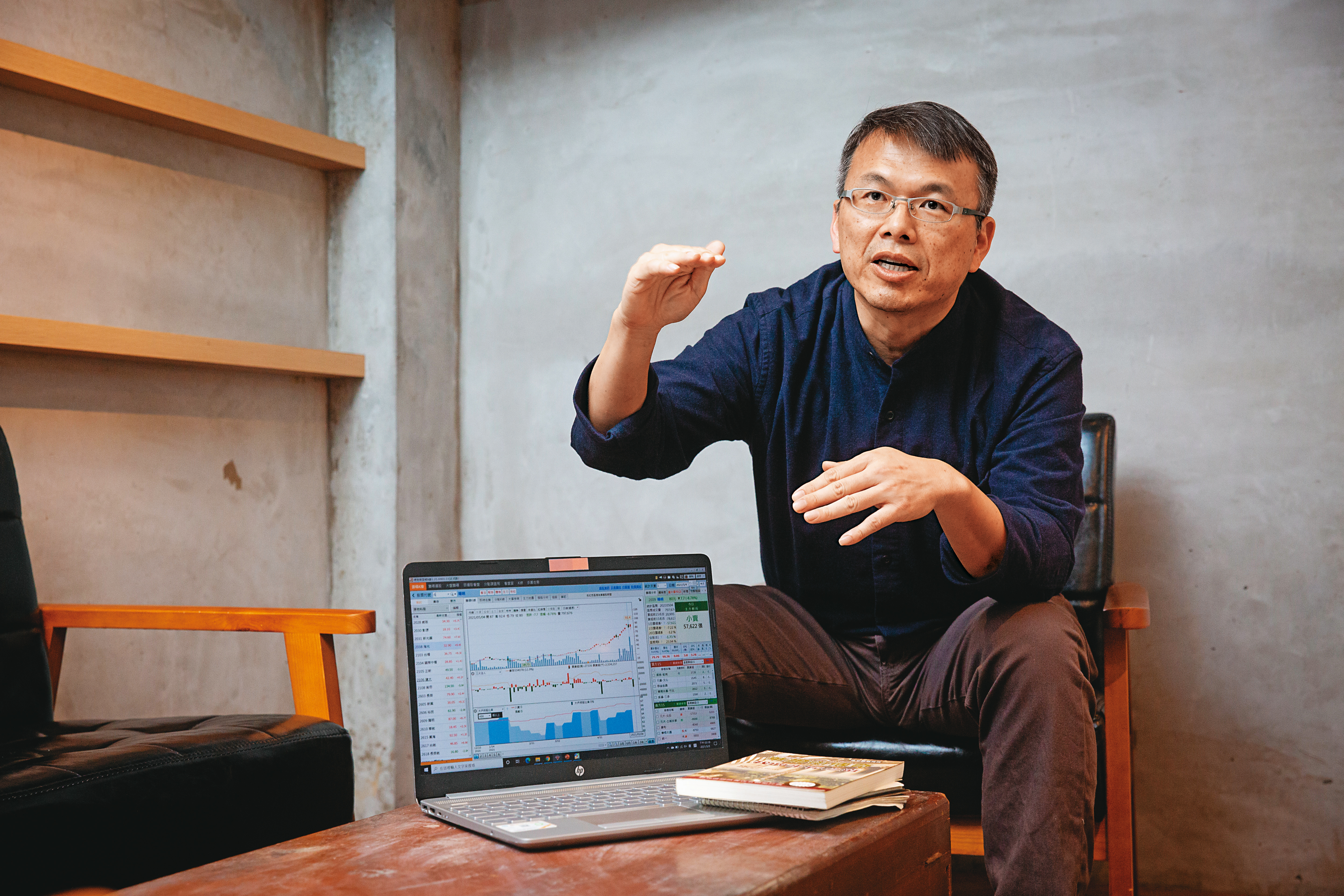 海洋大學航運管理所畢業的黃仁慶，外號就叫「船長」，去年底起操作熟悉的航運股，獲利可觀。