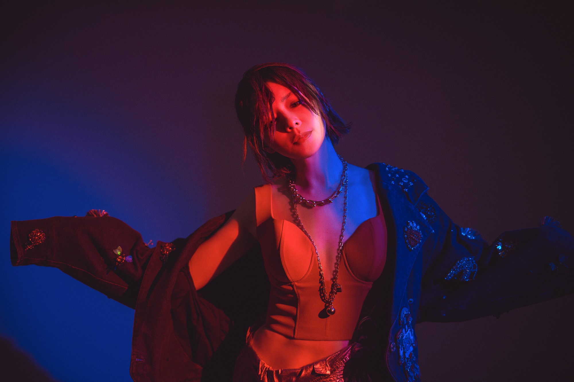 徐若瑄宣傳最新單曲《甩》，釋出的宣傳照裡可見到破百萬的TIFFANY珠寶加持。（TIFFANY提供）