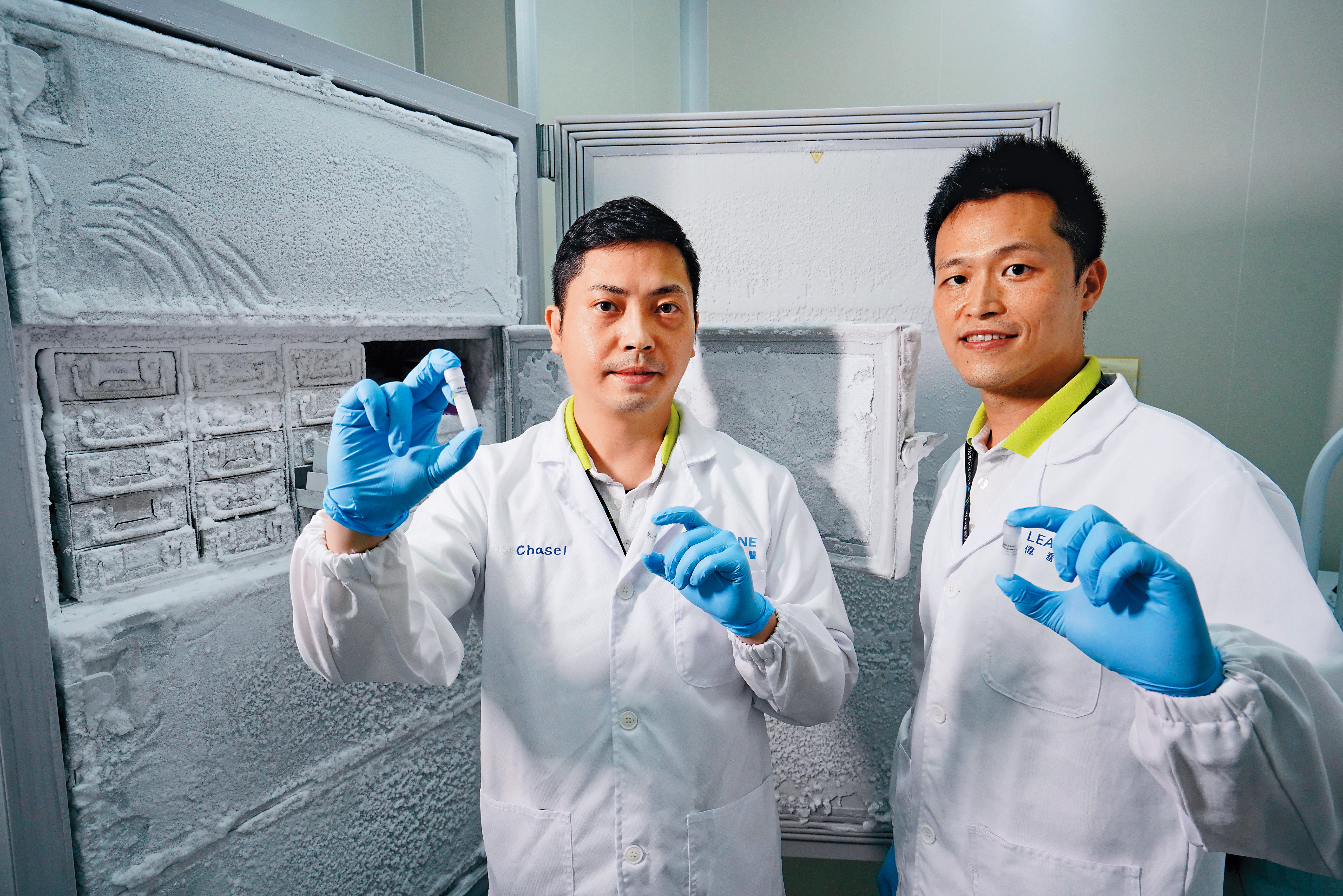 莊詠鈞（左）與鄭又瑋（右）8年前創立偉喬生醫，投入抗體開發、免疫生化技術研發，去年開發新冠肺炎快篩試劑原料，今年營收可望成長3倍達到2億元。（圖攝於三級警戒前）