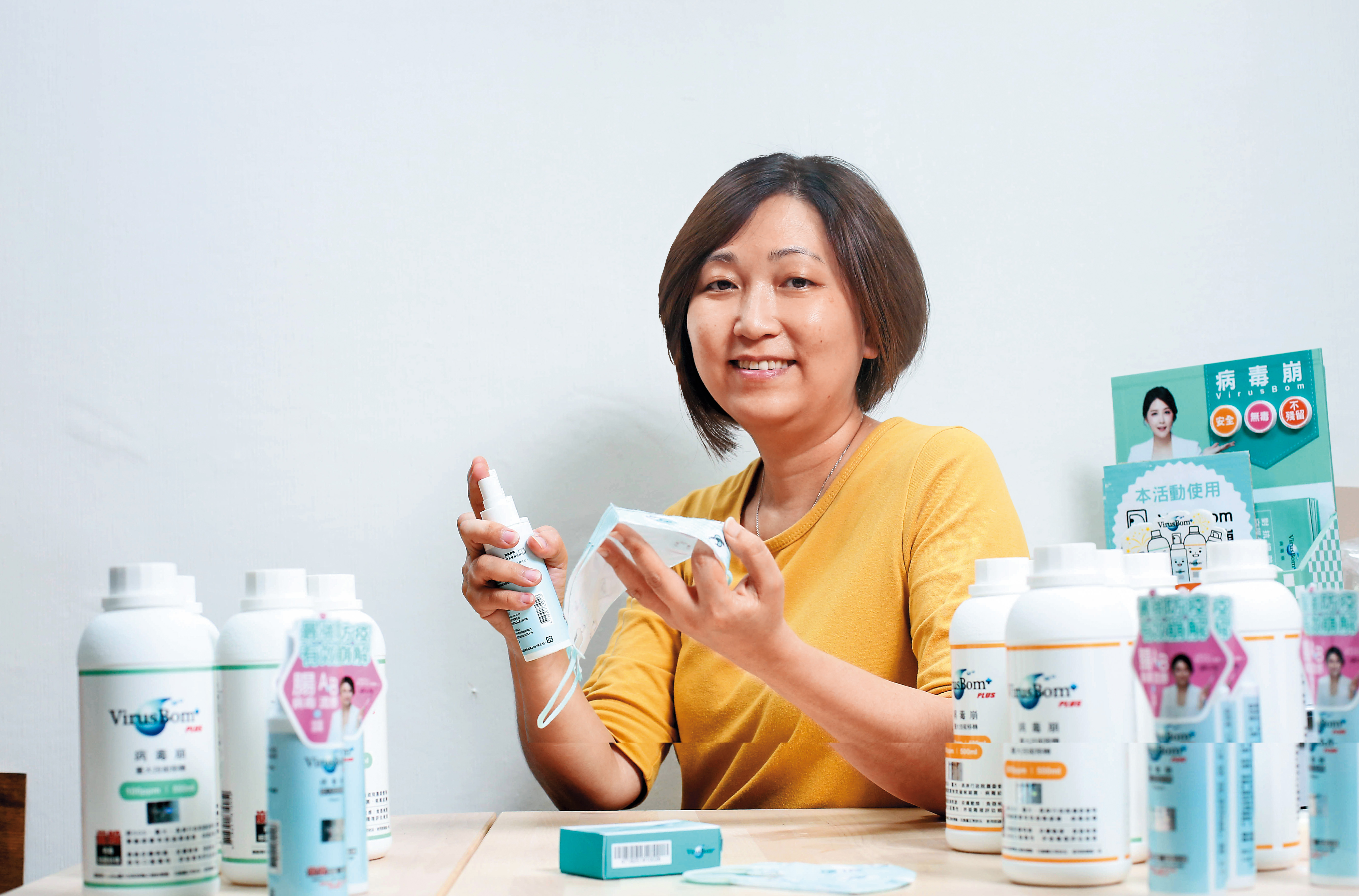 王興嫻經營蔓妮藝能公關公司，12年前嗅到商機，貸款數千萬元拿下「病毒崩」技轉專利，近來成為新冠肺炎熱門防疫商品，去年營收3,000萬元創新高。（圖攝於三級警戒前）