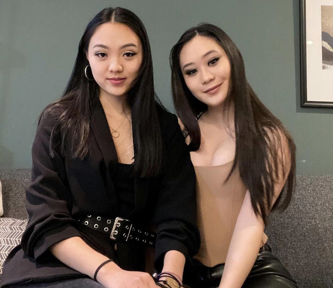 Jada（右）日前與姊姊Jane合照，傲秀性感身材。（翻攝Jada IG）