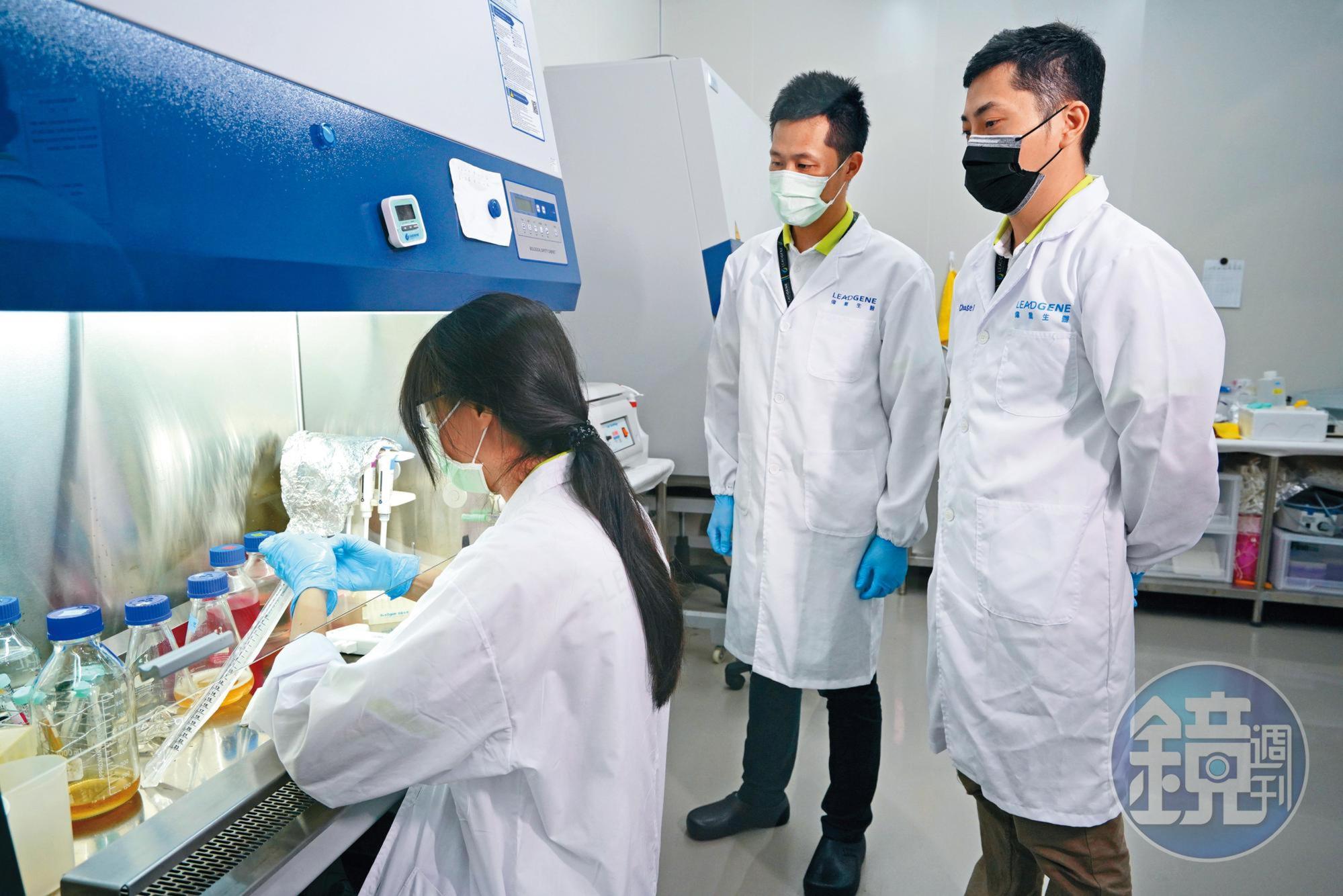 偉喬生醫致力開發體外診斷試劑抗體產品,目前已完成小分子腎毒素、胃食道逆流、急性發炎及新型冠狀病毒等標的。中為鄭又瑋,右為莊詠鈞。