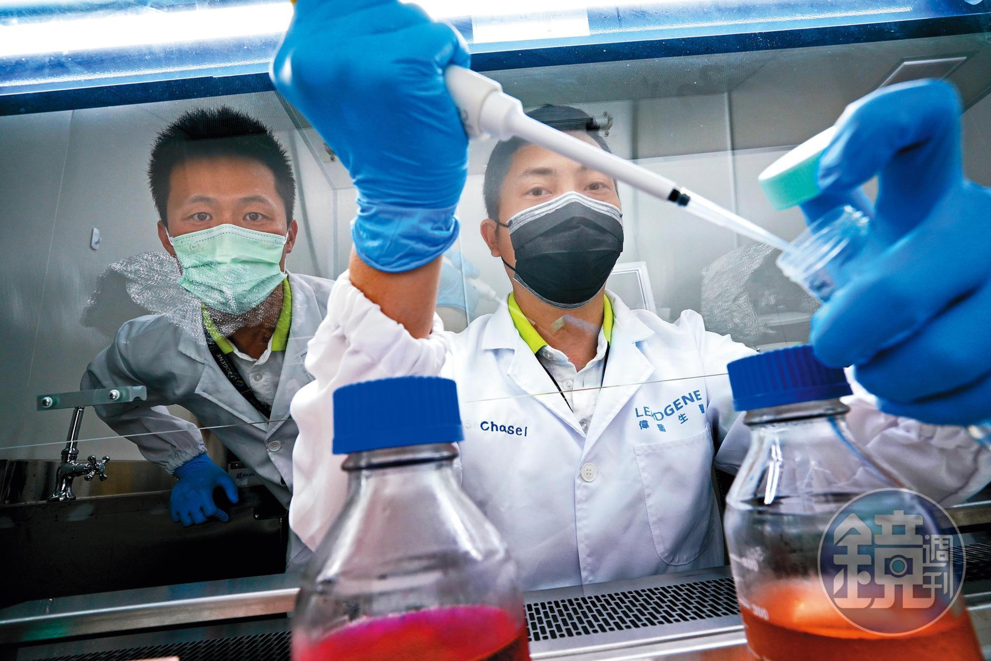 莊詠鈞(右)與鄭又瑋(左)8年前創立偉喬生醫,投入抗體開發、免疫生化技術研發,去年開發新冠肺炎快篩試劑原料,今年營收可望成長3倍達到2億元。