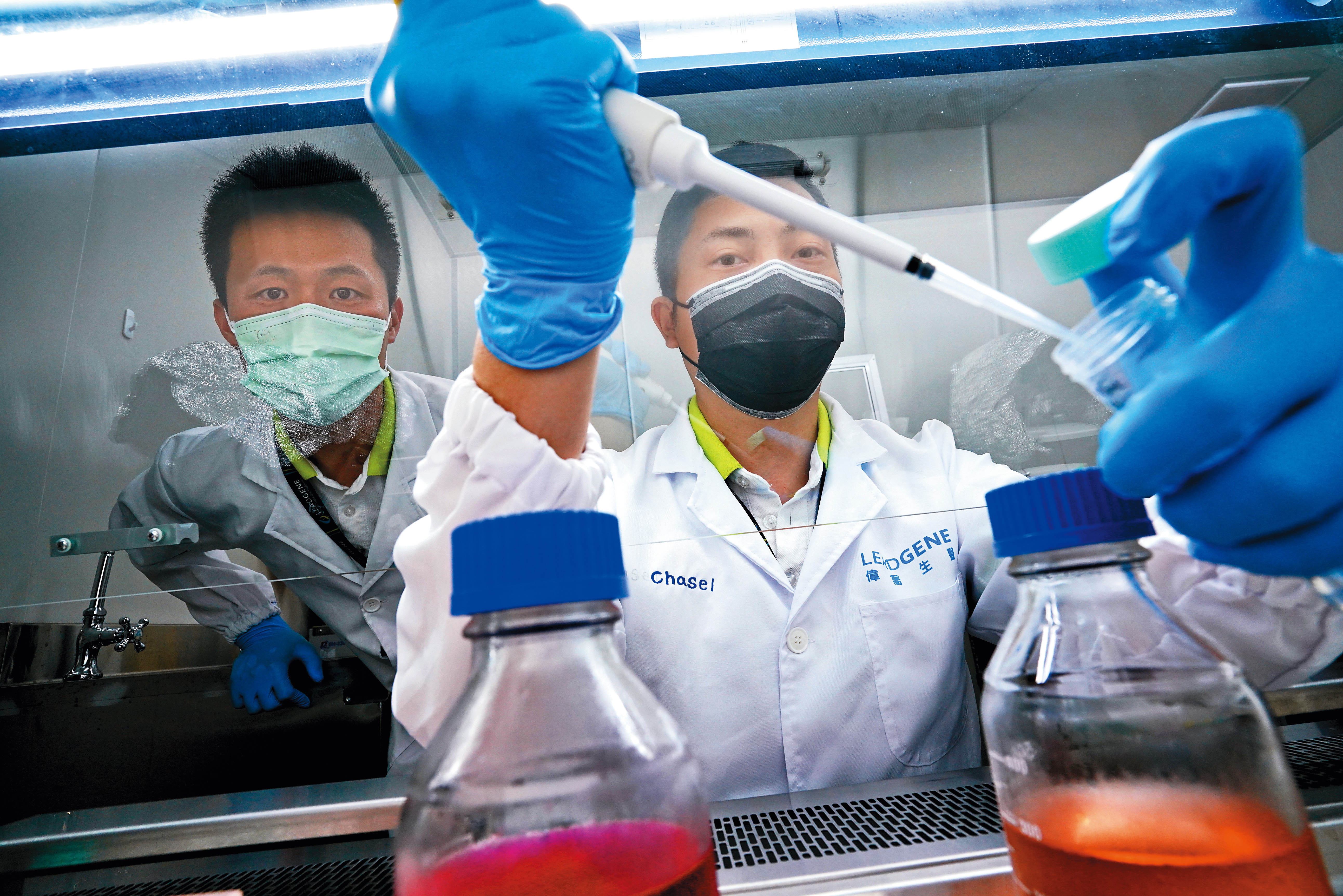 莊詠鈞（右）與鄭又瑋（左）8年前創立偉喬生醫，投入抗體開發、免疫生化技術研發，去年開發新冠肺炎快篩試劑原料，今年營收可望成長3倍達到2億元。