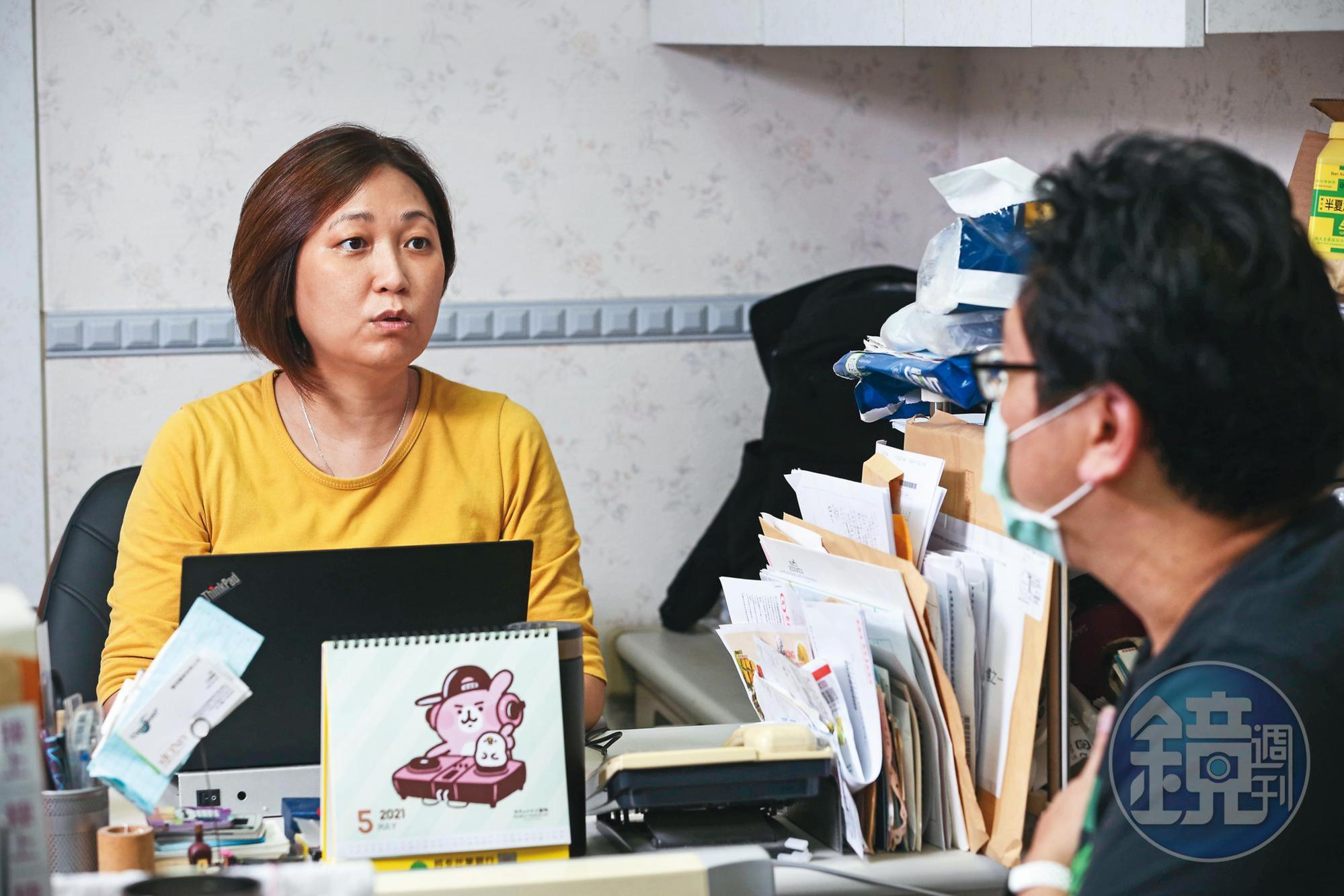 疫情帶動公司業績大幅成長，但王興嫻（左）看到一個個生命面臨病毒威脅，心情十分複雜。（圖攝於三級警戒前）
