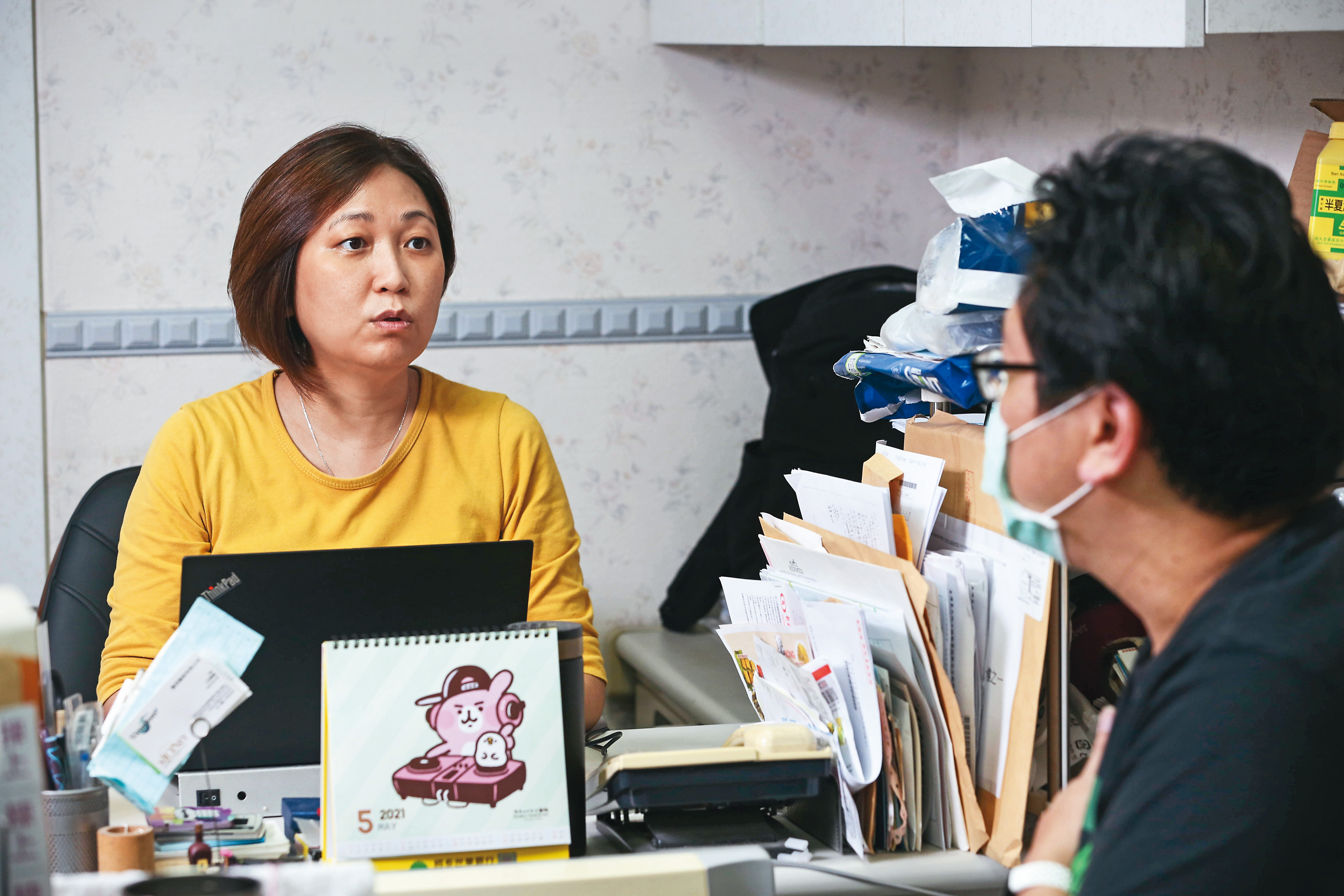 疫情帶動公司業績大幅成長,但王興嫻(左)看到一個個生命面臨病毒威脅,心情十分複雜。(圖攝於三級警戒前)