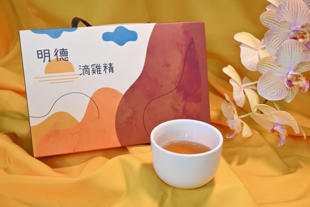 明德外役監出品的每一份滴雞精均獨立包裝，只要加熱即可食用，兼顧健康又便利，因此產品一推出，即供不應求。（法務部提供）