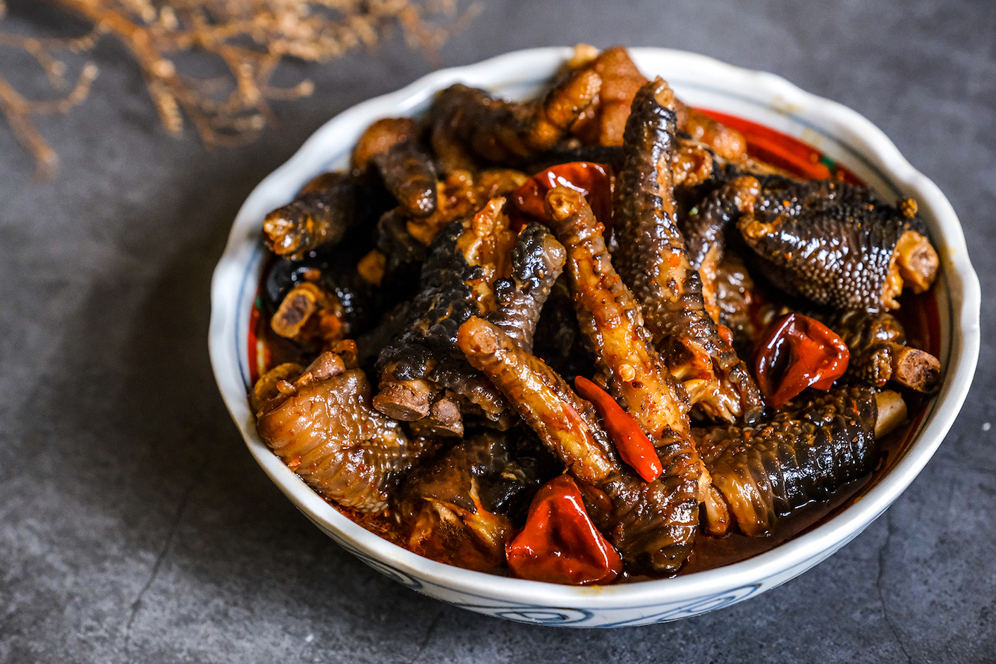 胖老闆誠意肉粥的「銷魂麻辣雞腳」。（KKday提供）