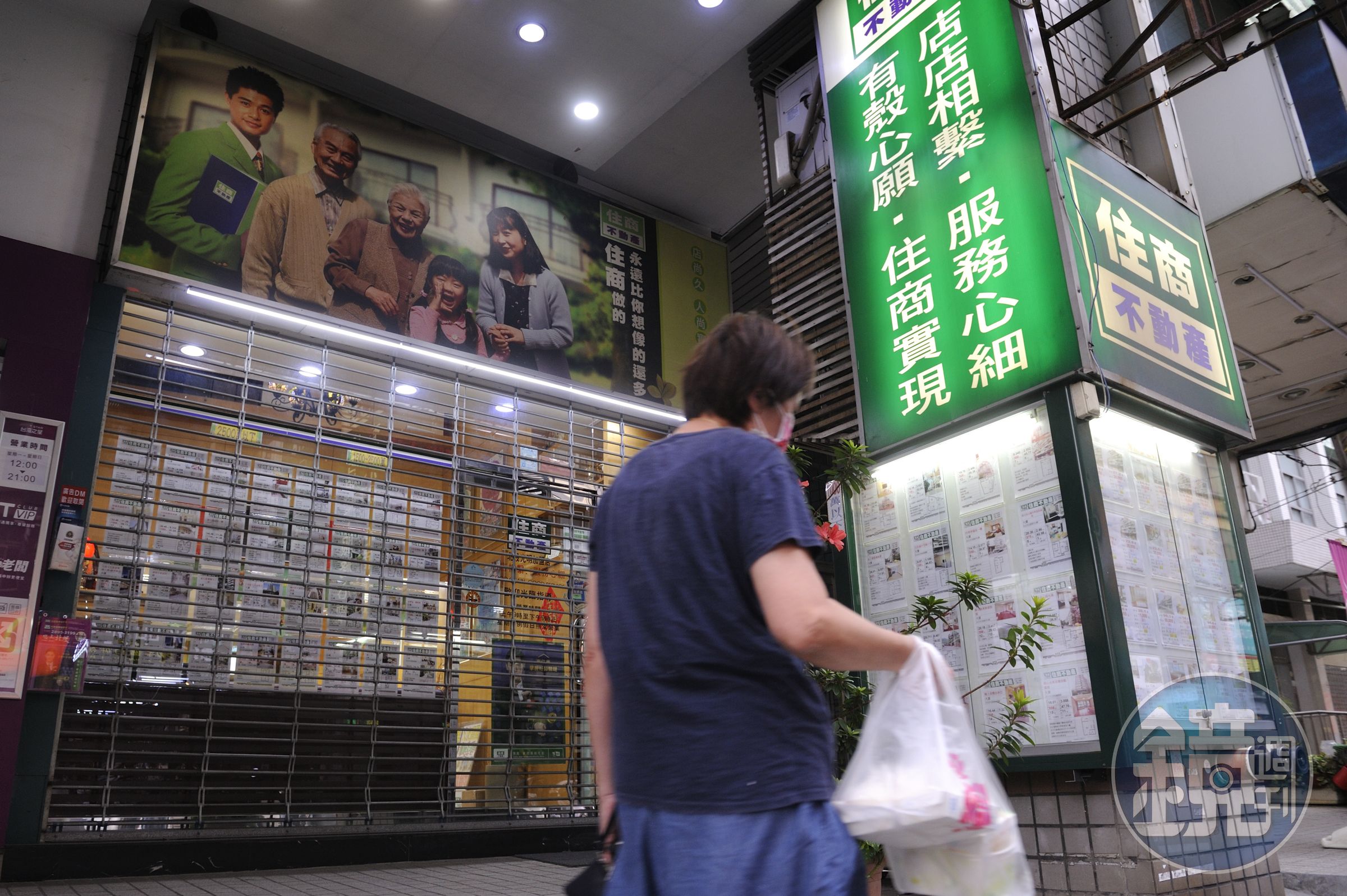 疫情延燒，房屋仲介連買賣帶看屋都大受影響。