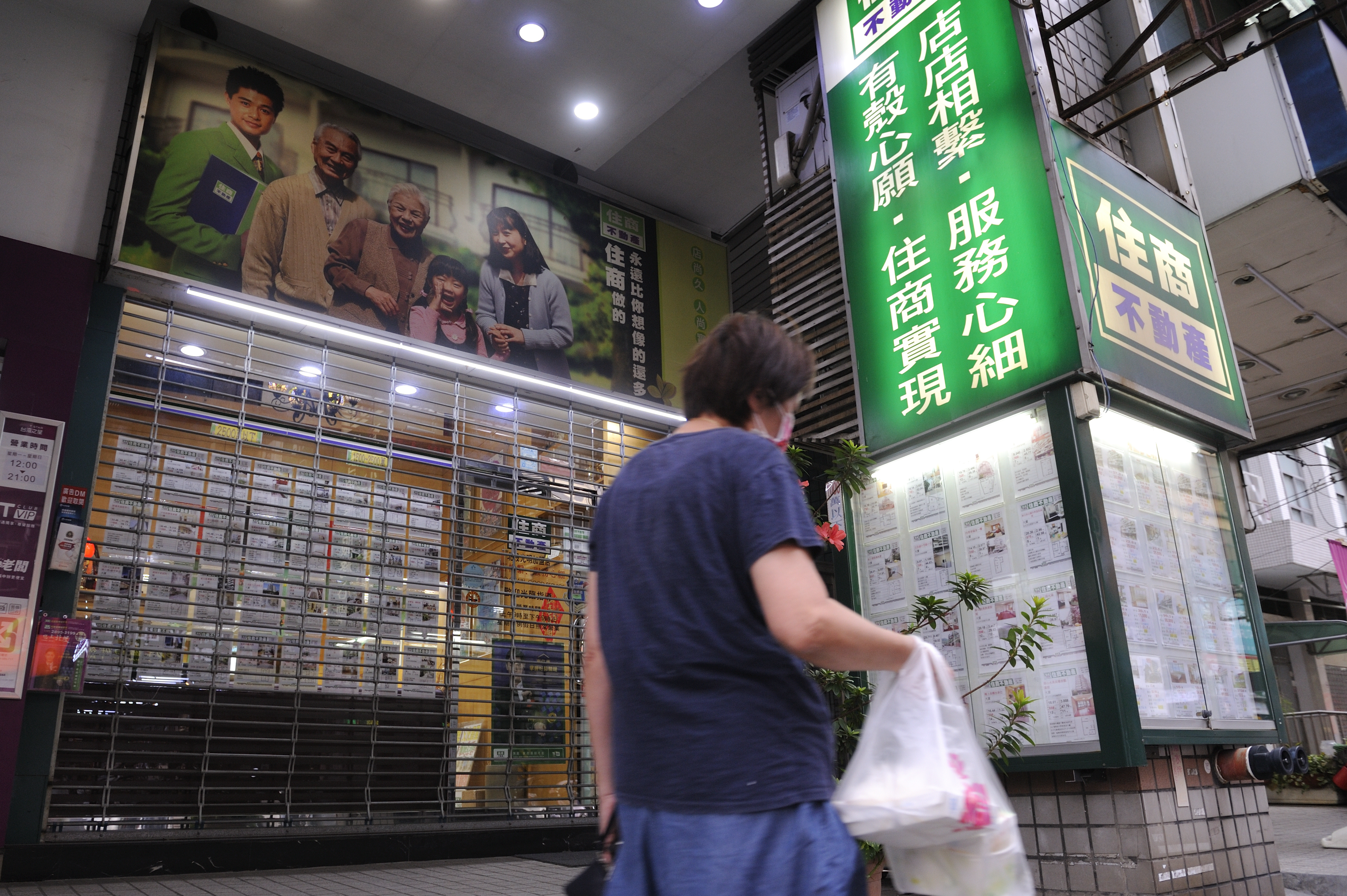 疫情延燒，房屋仲介連買賣帶看屋都大受影響。