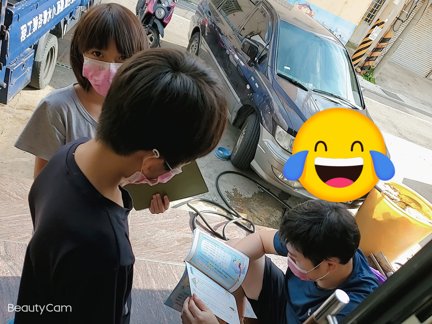 疫情停課小孩不寫作業，學校老師直接到家中檢查。（翻攝自臉書「爆怨2公社」）