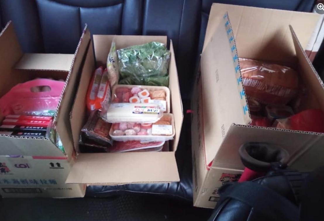 友人幫忙買了3大箱的食物，讓原PO十分感動。（翻攝自爆廢公社臉書）