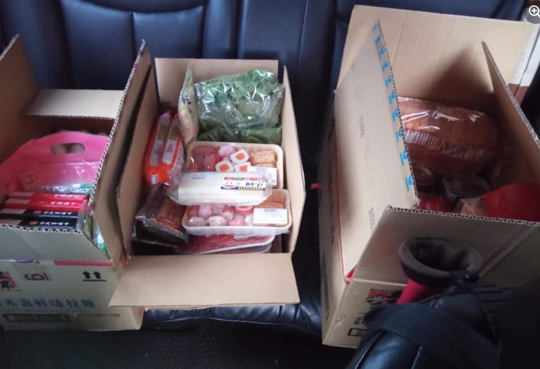 友人幫忙買了3大箱的食物，讓原PO十分感動。（翻攝自爆廢公社臉書）
