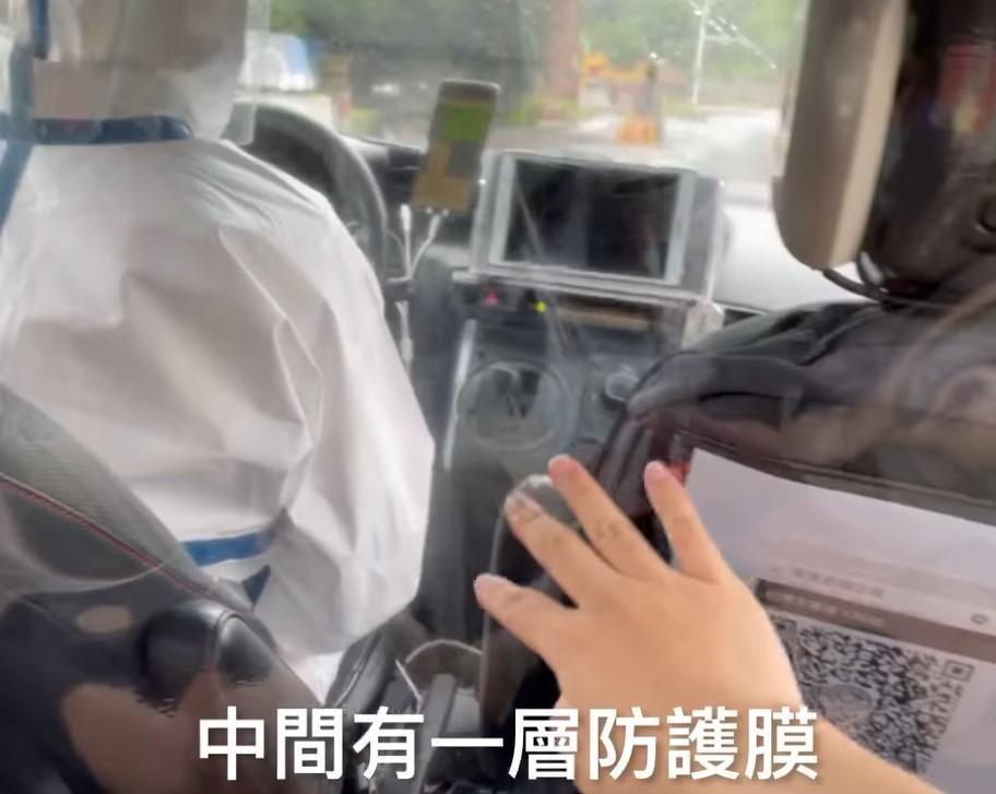 主播林彥汝與兒子坐上防疫計程車返家。(翻攝自林彥汝臉書)