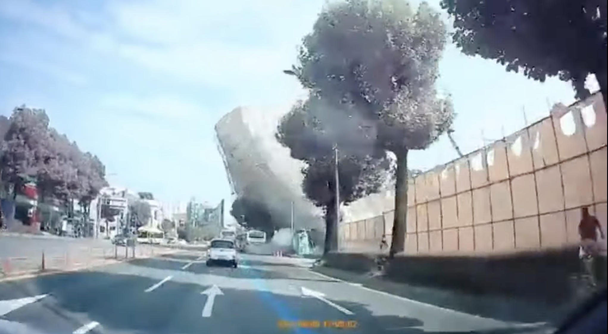 建築瞬間坍塌，行經巴士及車輛遭活埋。（翻攝 사사건건TV YT影片）