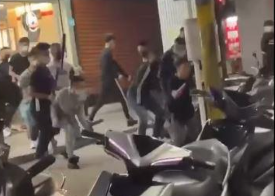 16名青少年持刀衝進超商砍殺一名男子。（翻攝爆料公社）