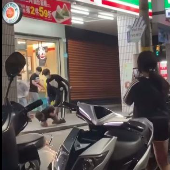 林姓男子遭眾人圍毆，手掌還被砍斷。（翻攝爆料公社）