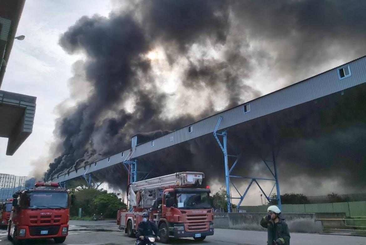 台中火力發電廠傳出火警,現場火光與濃煙滿天,消防隊已出動搶救。(翻攝自陳柏惟臉書)