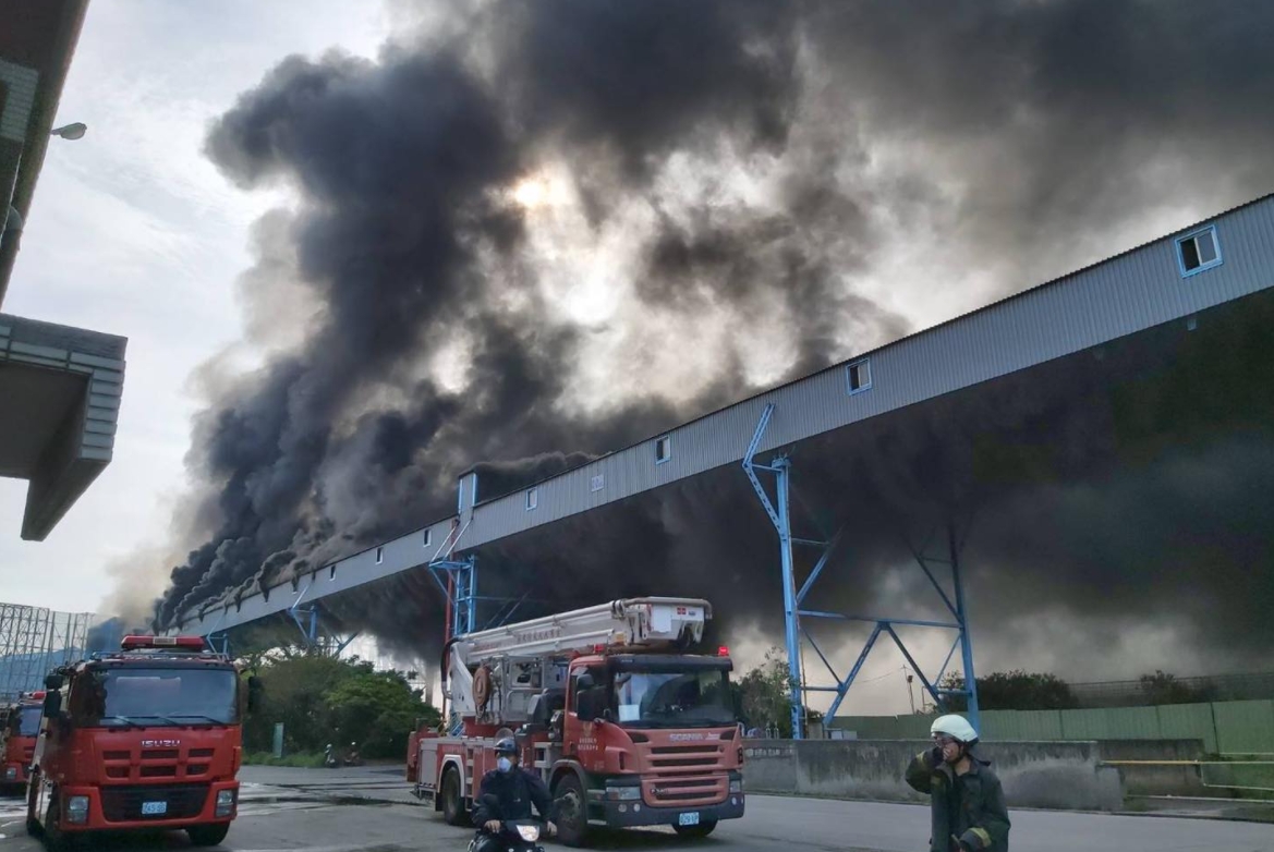 台中火力發電廠傳出火警，現場火光與濃煙滿天，消防隊已出動搶救。（翻攝自陳柏惟臉書）