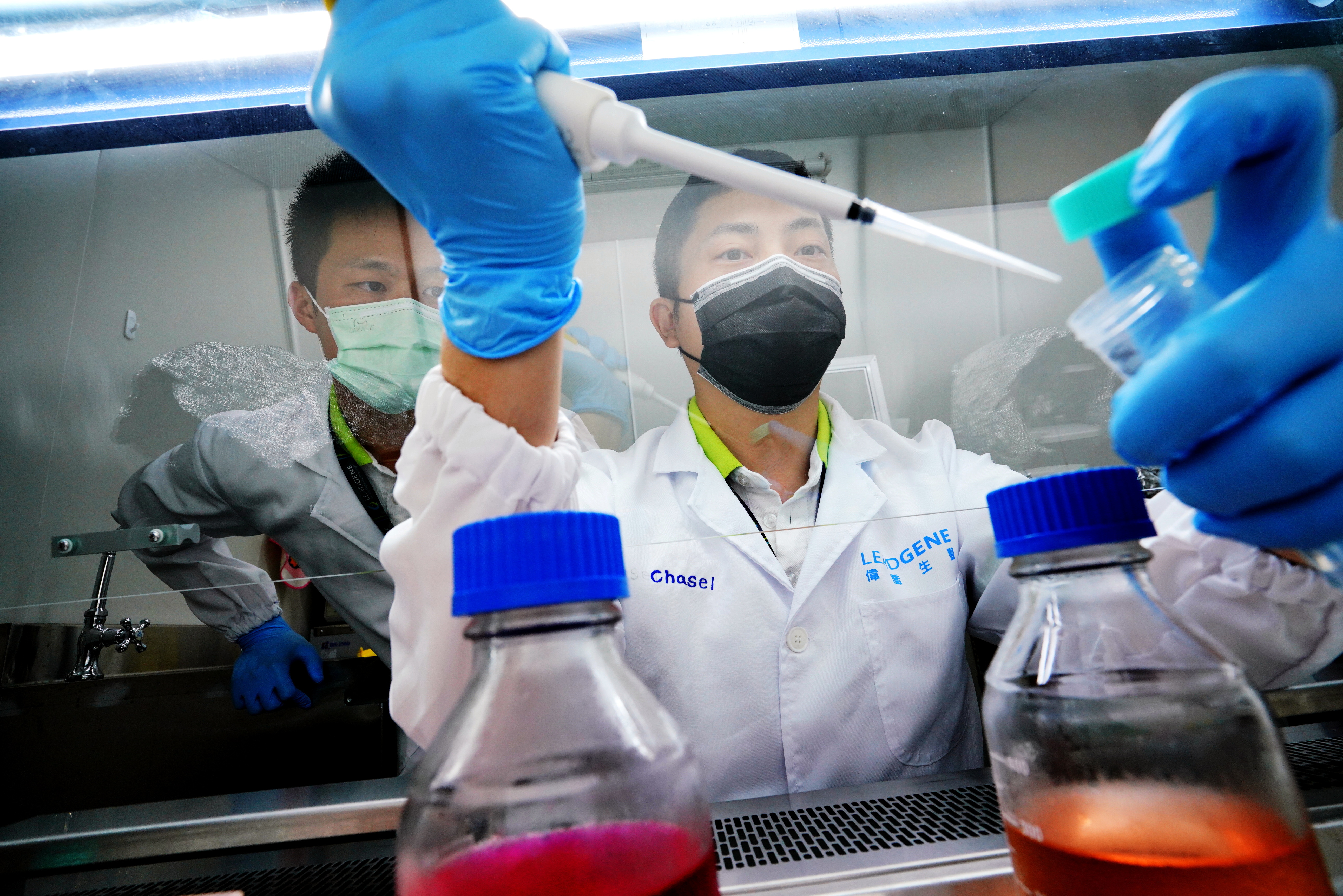 莊詠鈞（右）只花3年就順利拿到博士學位，許多實驗在他手上都能一次成功，被冠上「一次之手」綽號。