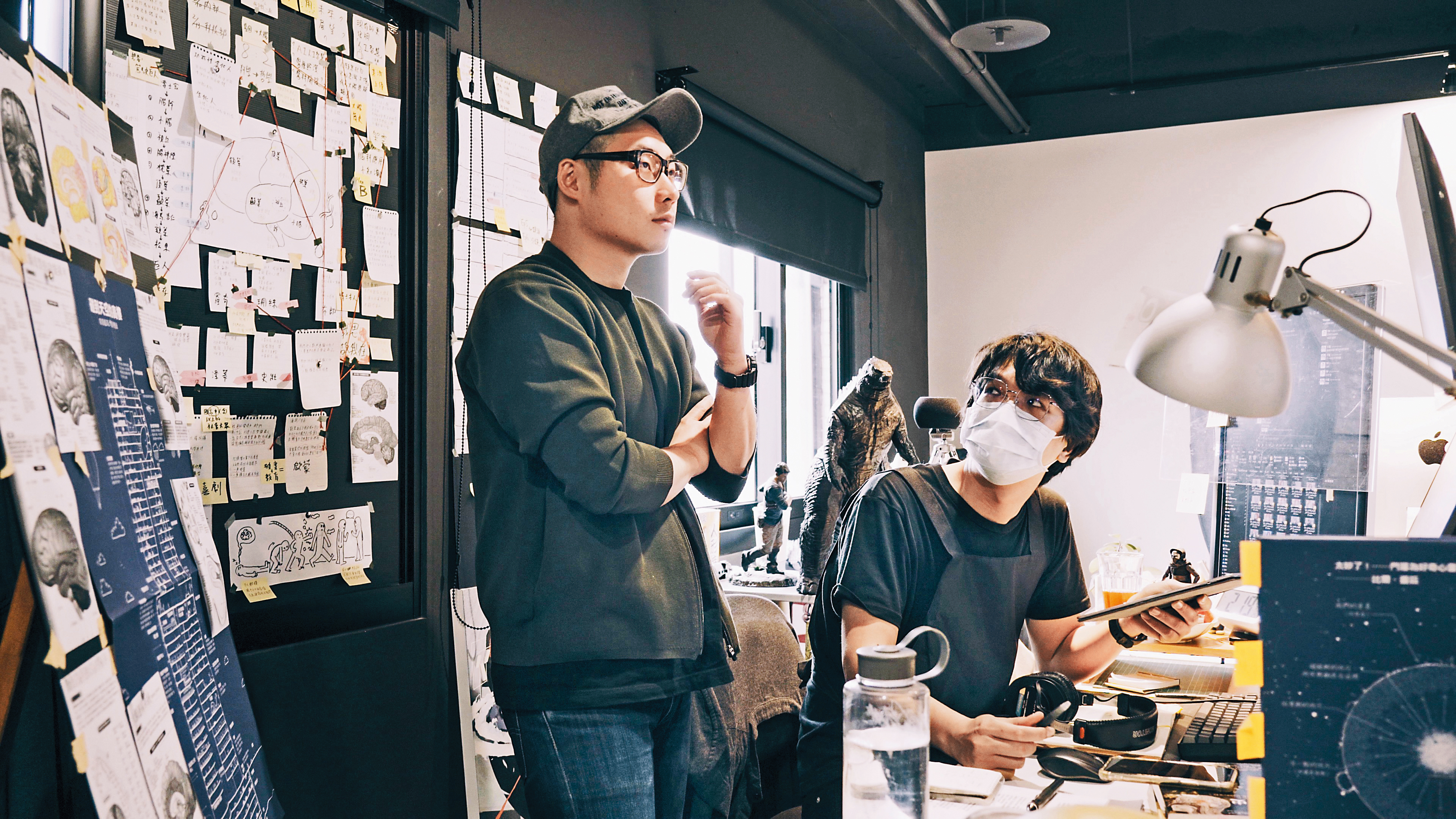 大貓工作室創辦人王尉修（左）與編導楊子霆（右）歷時3年打造《勇者動畫系列》，盼觀眾對國產動畫有更多信心。（大貓工作室提供）