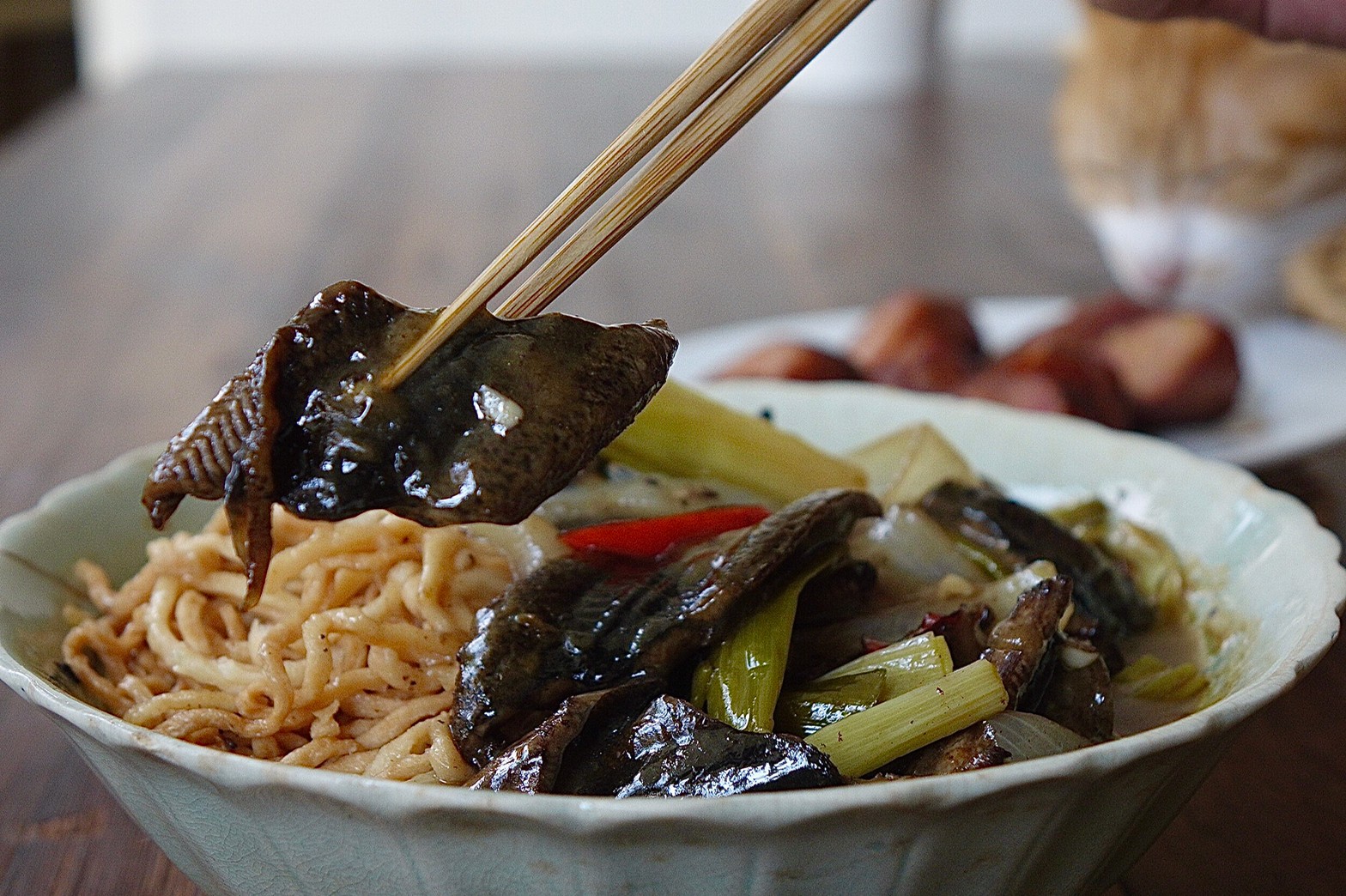 台南「阿霞飯店」推出不群聚防疫組合餐，連鑊氣騰騰的「鱔魚意麵」都吃得到。