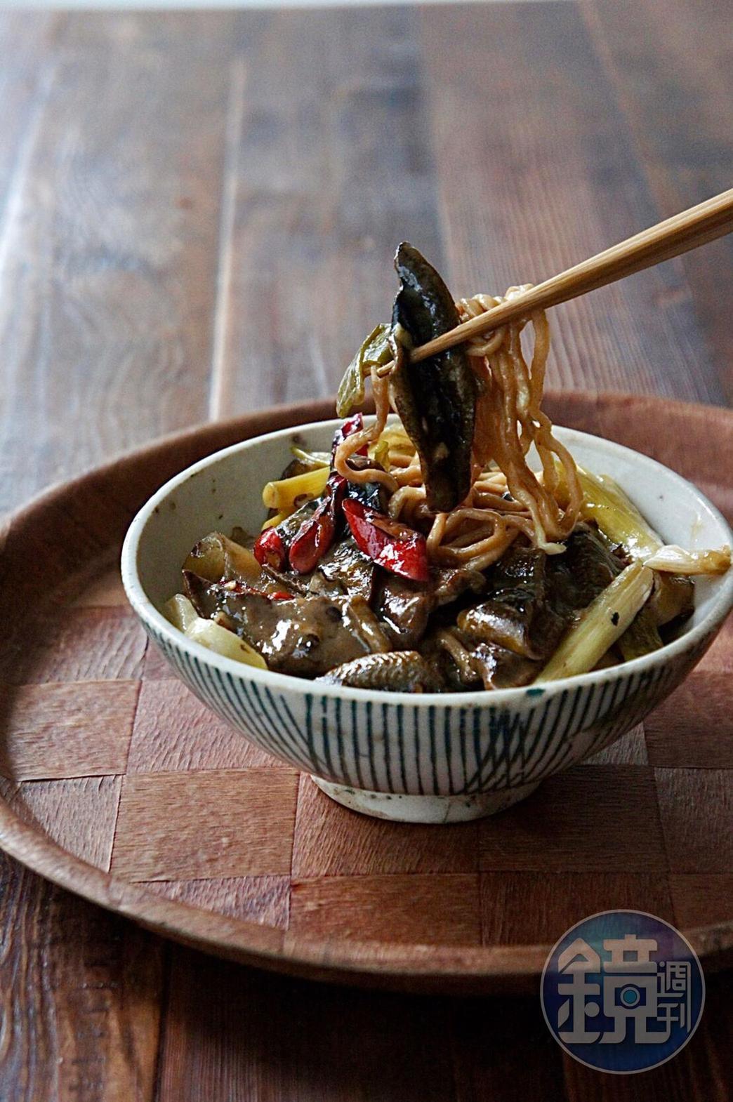 在不能趴趴走的日子裡，阿霞飯店宅配的「鱔魚意麵」帶你到台南小旅行。