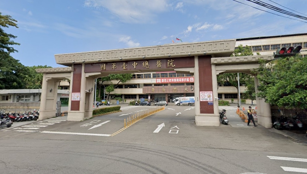 國軍台中總醫院一名專責病房護理師確診，醫院昨晚緊急停止急診、住院等相關服務。（翻攝自Google地圖）