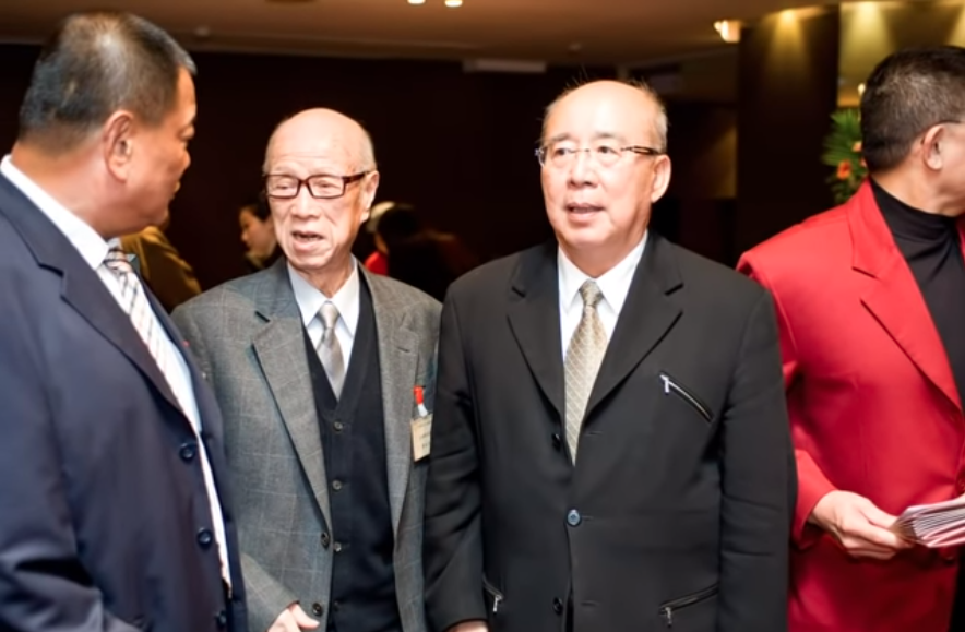 「圓仔花」陳仁治(左2)成天道盟精神領袖後,自許成為「黑道仲裁者」。(翻攝自Youtube鄭仁治先生紀念專輯)