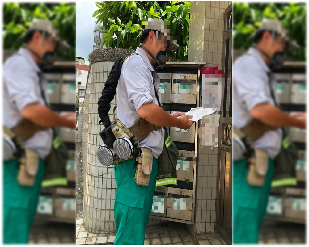 郵差身上背著特殊的防疫裝備，相當吸睛。（翻攝臉書「爆廢公社公開版」）