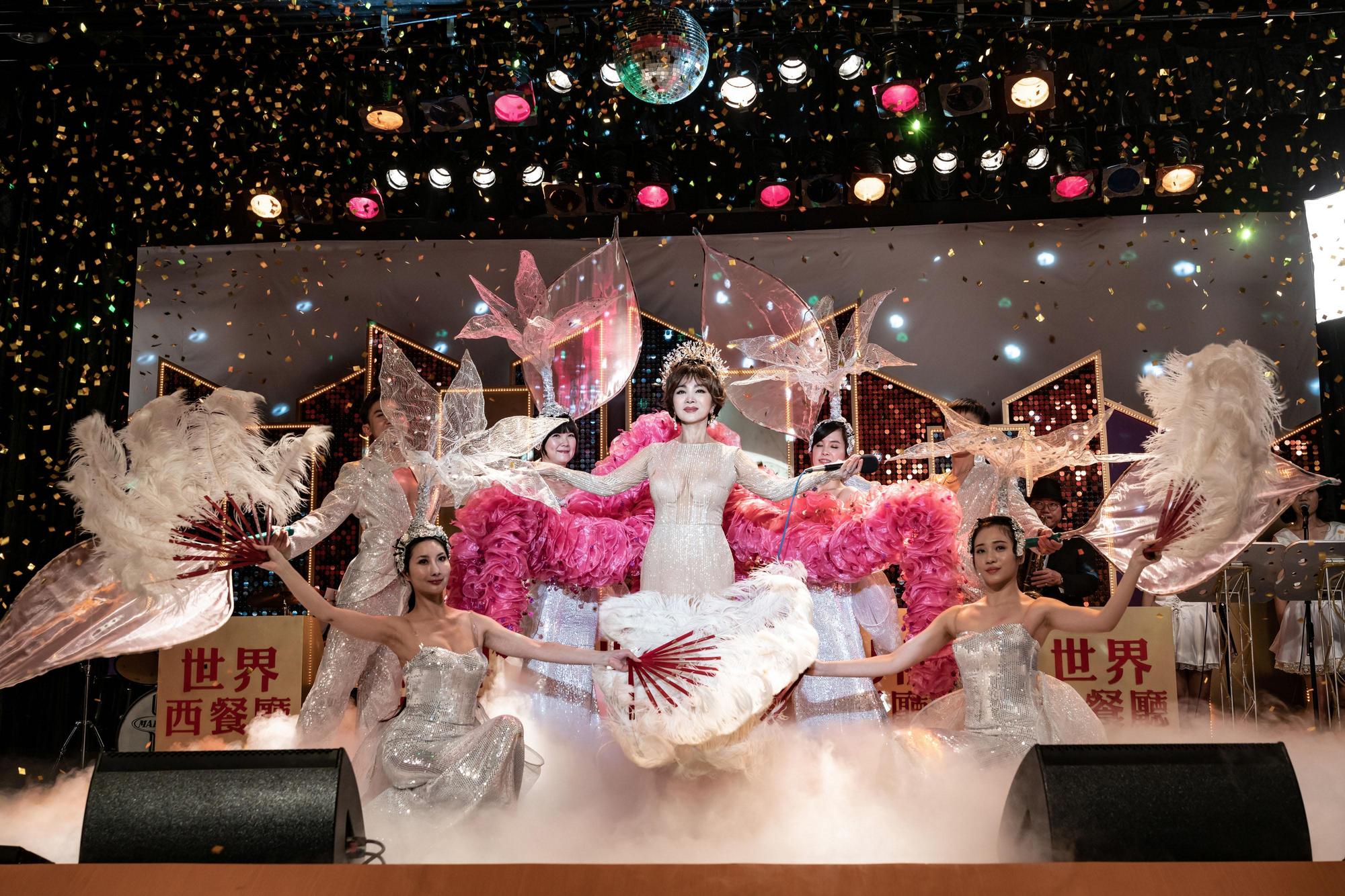 陳美鳳在《黃金歲月》中獻出當年經典的歌廳秀表演。（民視提供）