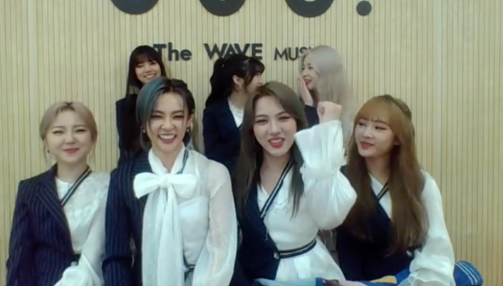 Miya（前排左二）想與SOSO（前排右二）跳雙人舞，SOSO笑說：「接受挑戰！」（索尼提供）